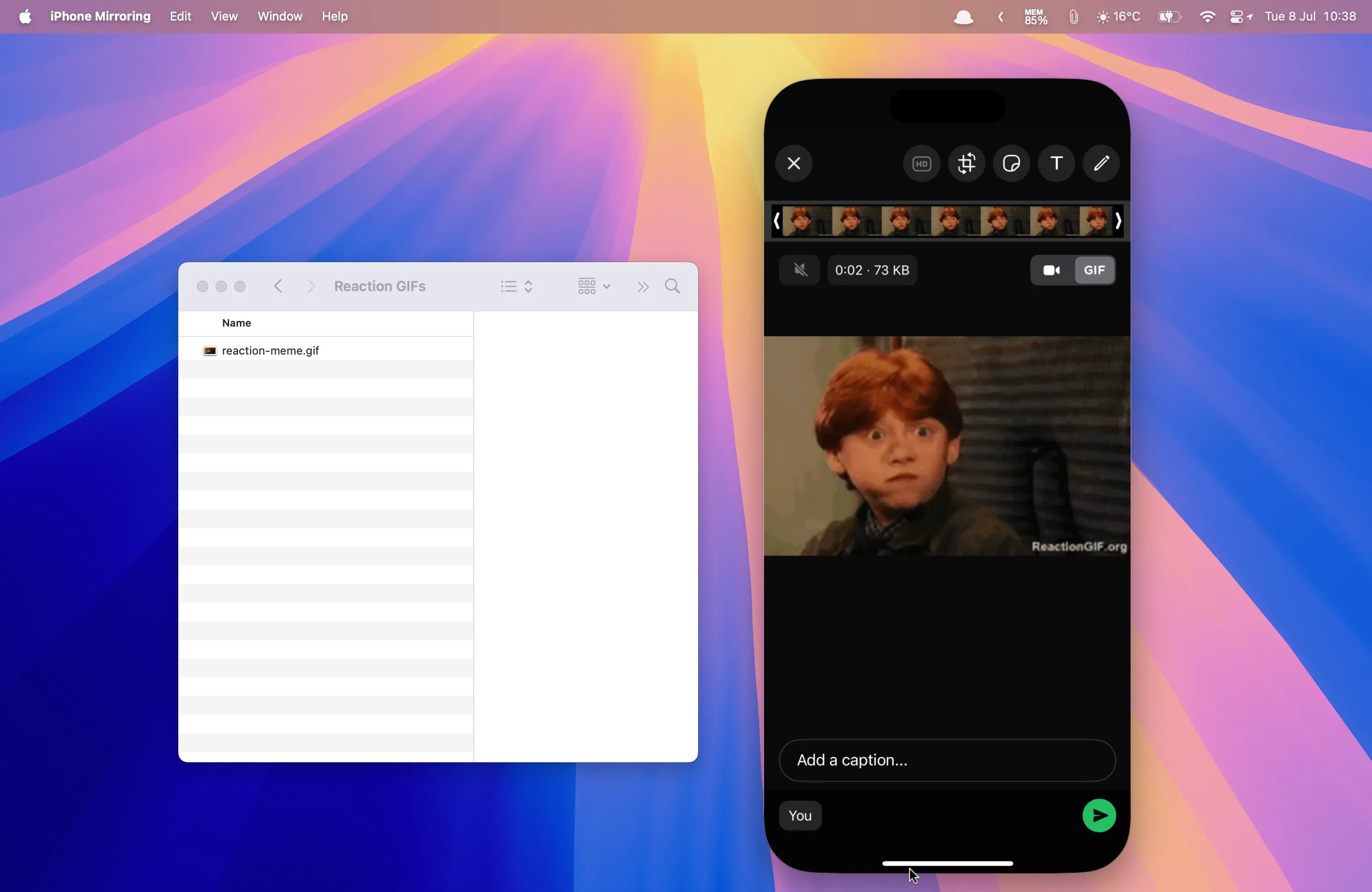 Ảnh GIF phản ứng được kéo và thả từ thư mục desktop Mac vào ứng dụng WhatsApp di động đang chạy qua iPhone Mirroring trên Mac.