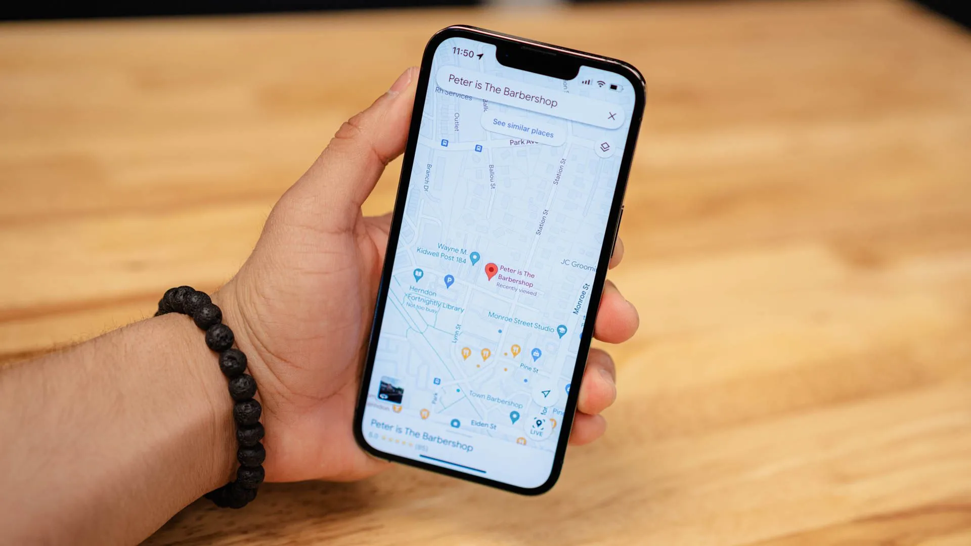Bản đồ Google Maps đang mở trên iPhone hiển thị lộ trình đến điểm đến