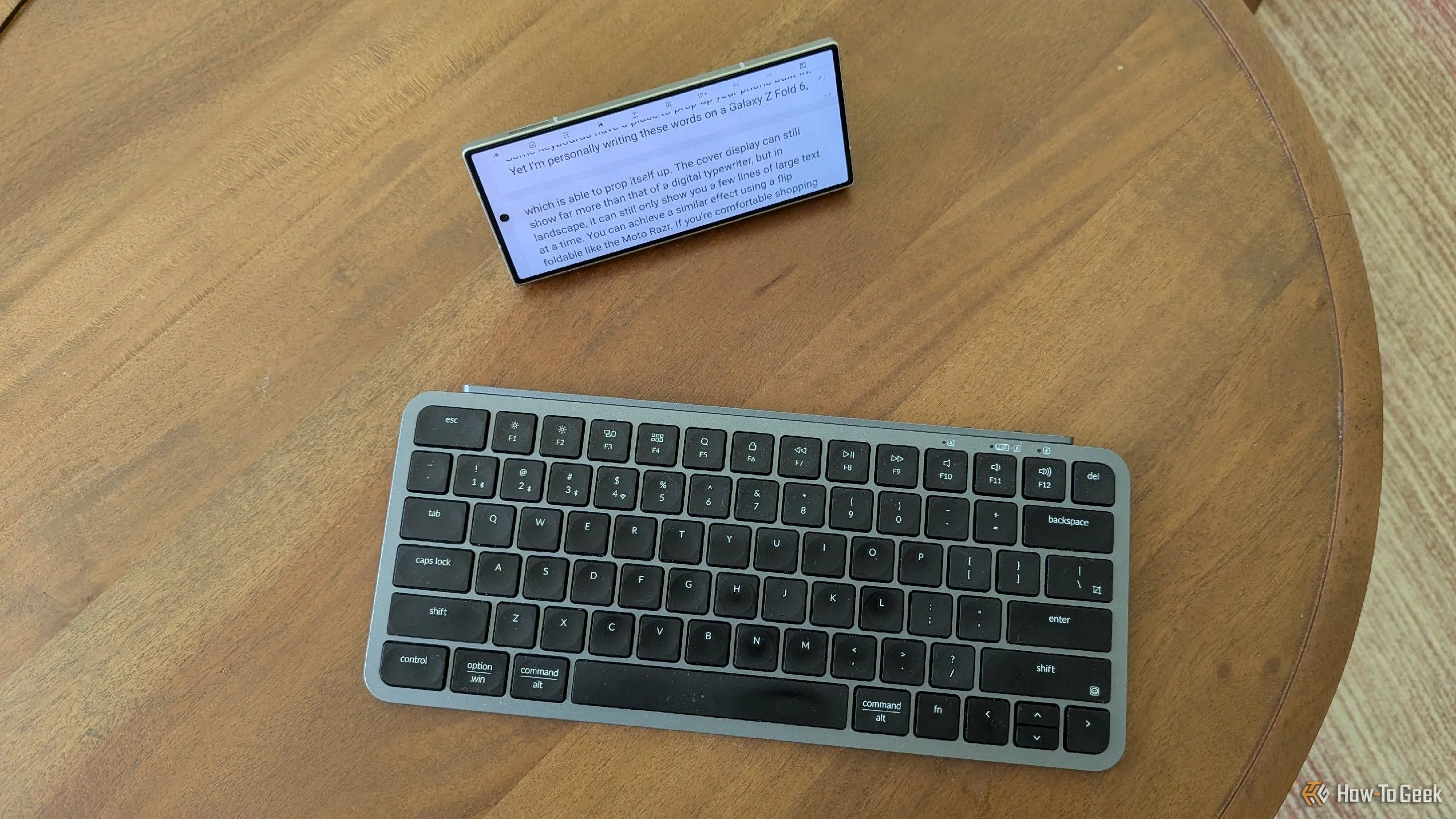 Bàn phím Bluetooth kết nối với điện thoại Galaxy Z Fold 6, minh họa giải pháp thay thế máy đánh chữ số hóa