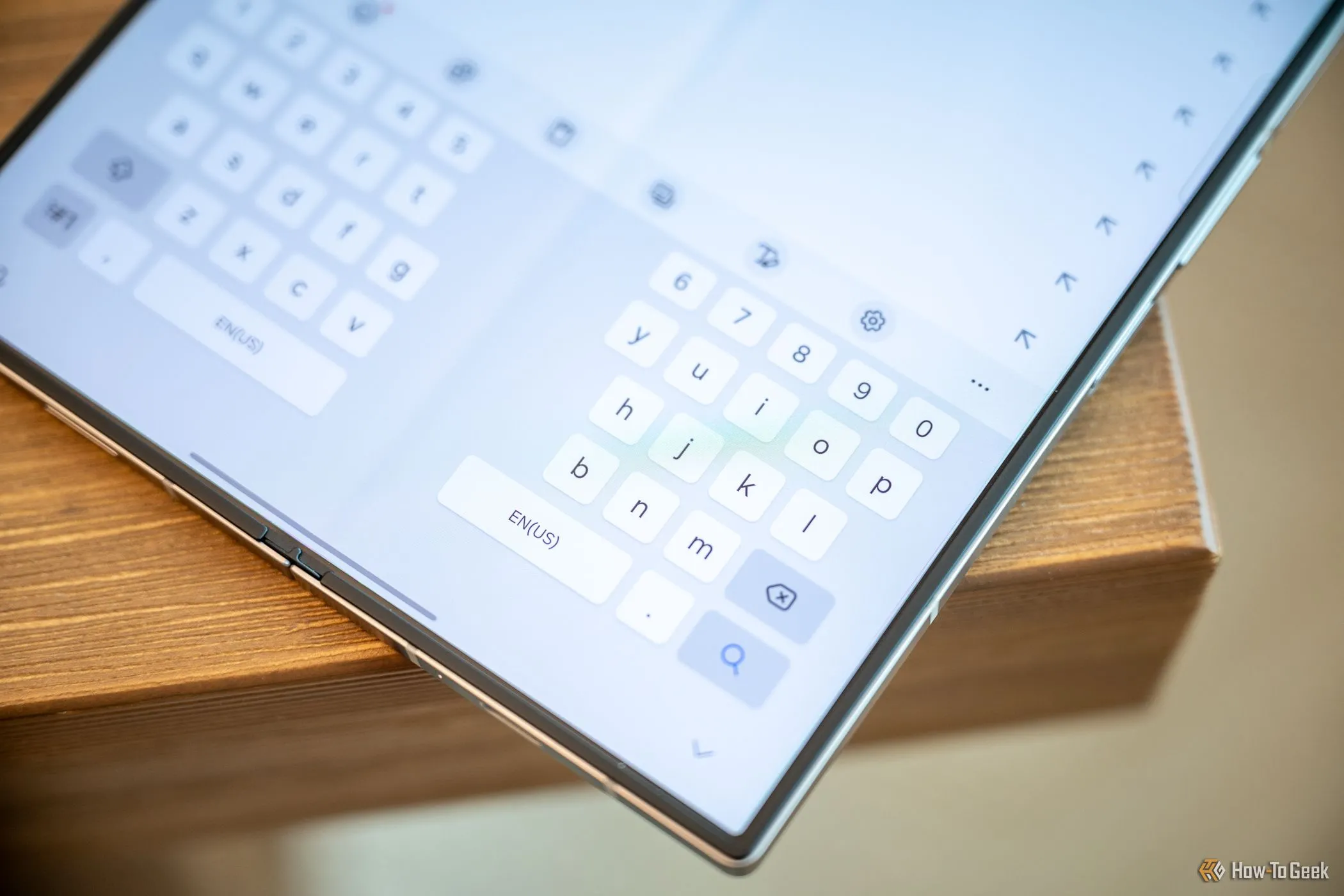 Bàn phím chia đôi trên màn hình trong Samsung Galaxy Z Fold 6