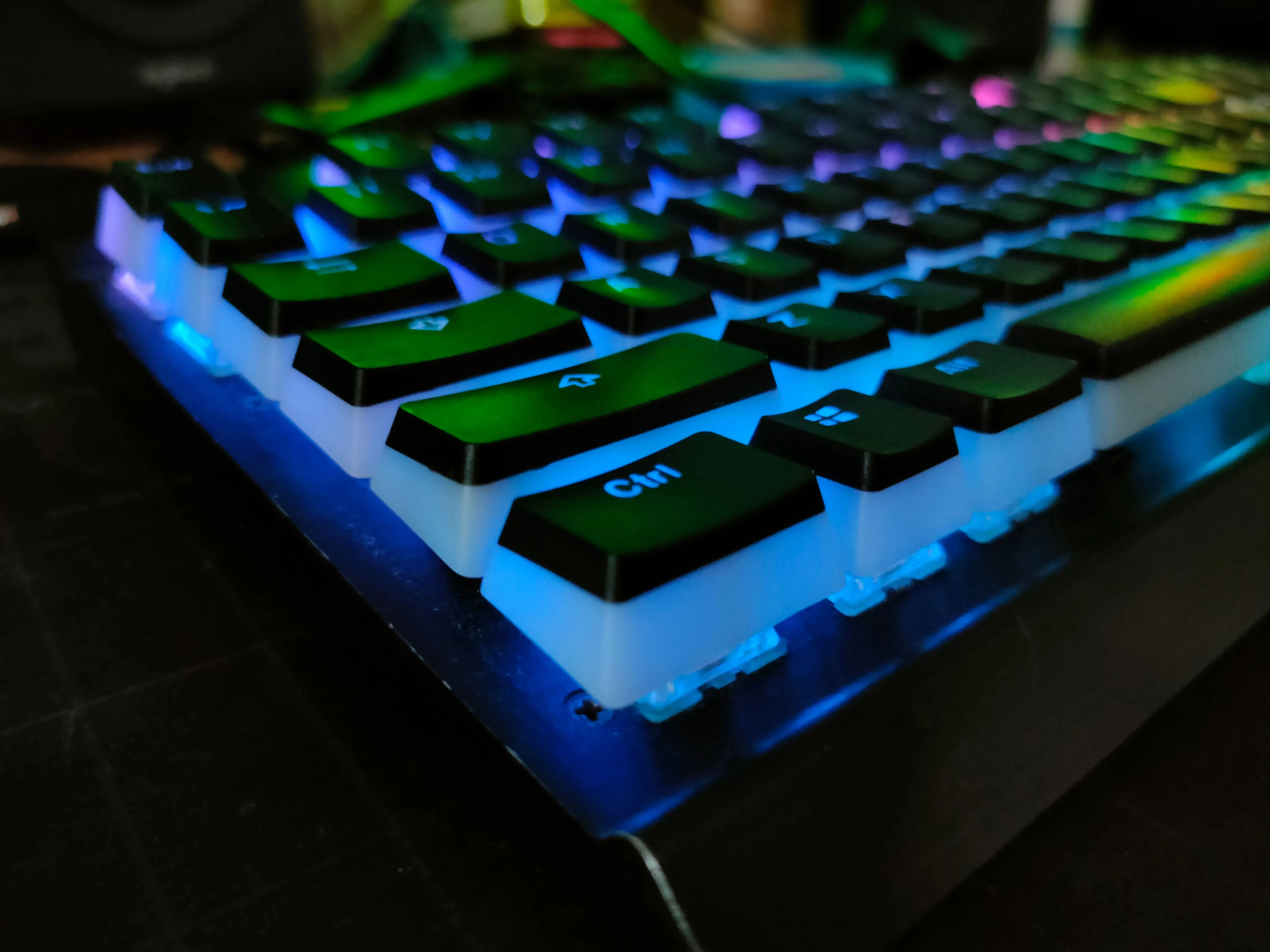 Bàn phím cơ Corsair K70 với keycap pudding và đèn RGB nổi bật, mẫu bàn phím có dây nặng của tác giả.