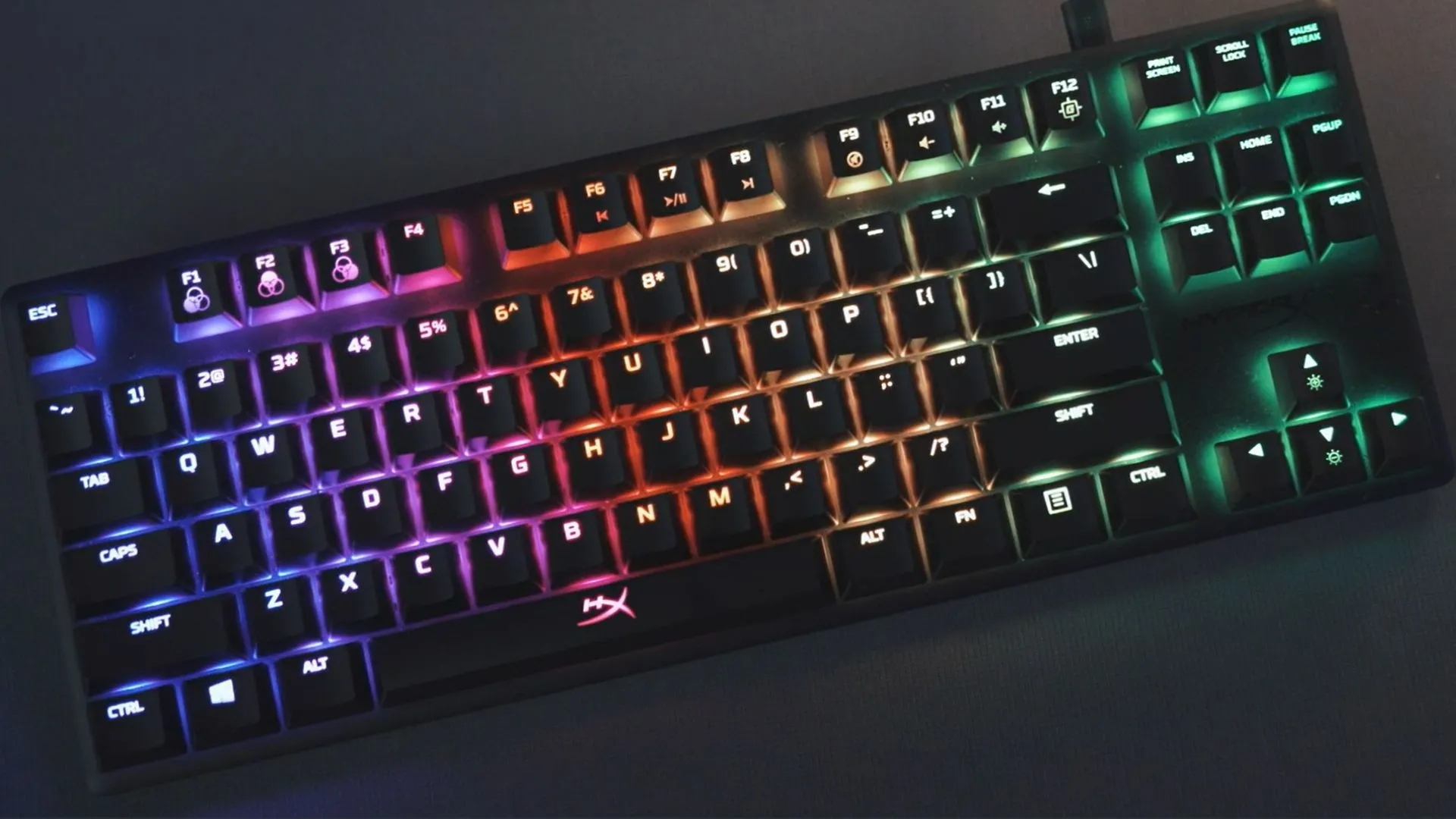 Bàn phím HyperX Alloy Origins Core TKL đặt trên bàn, thể hiện thiết kế bền bỉ và hiện đại, phù hợp cho cả chơi game và làm việc.