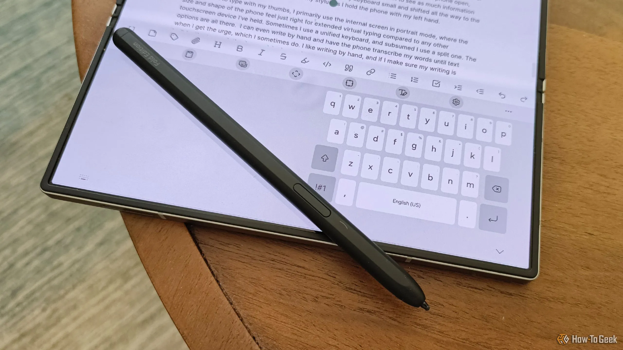 Bàn phím Samsung được điều chỉnh lệch tâm trên màn hình Galaxy Z Fold 6, minh họa cách sử dụng S Pen để nhập liệu hiệu quả