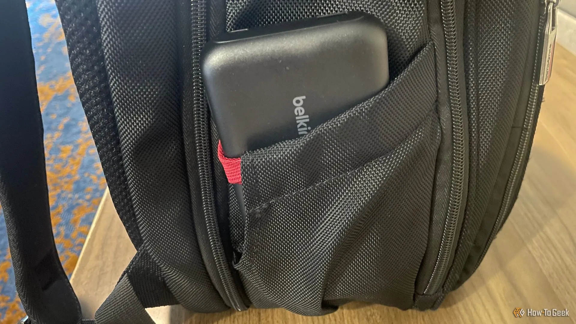 Belkin BoostCharge Power Bank 20K nằm gọn trong ngăn túi laptop, khẳng định sự tiện lợi khi mang theo.