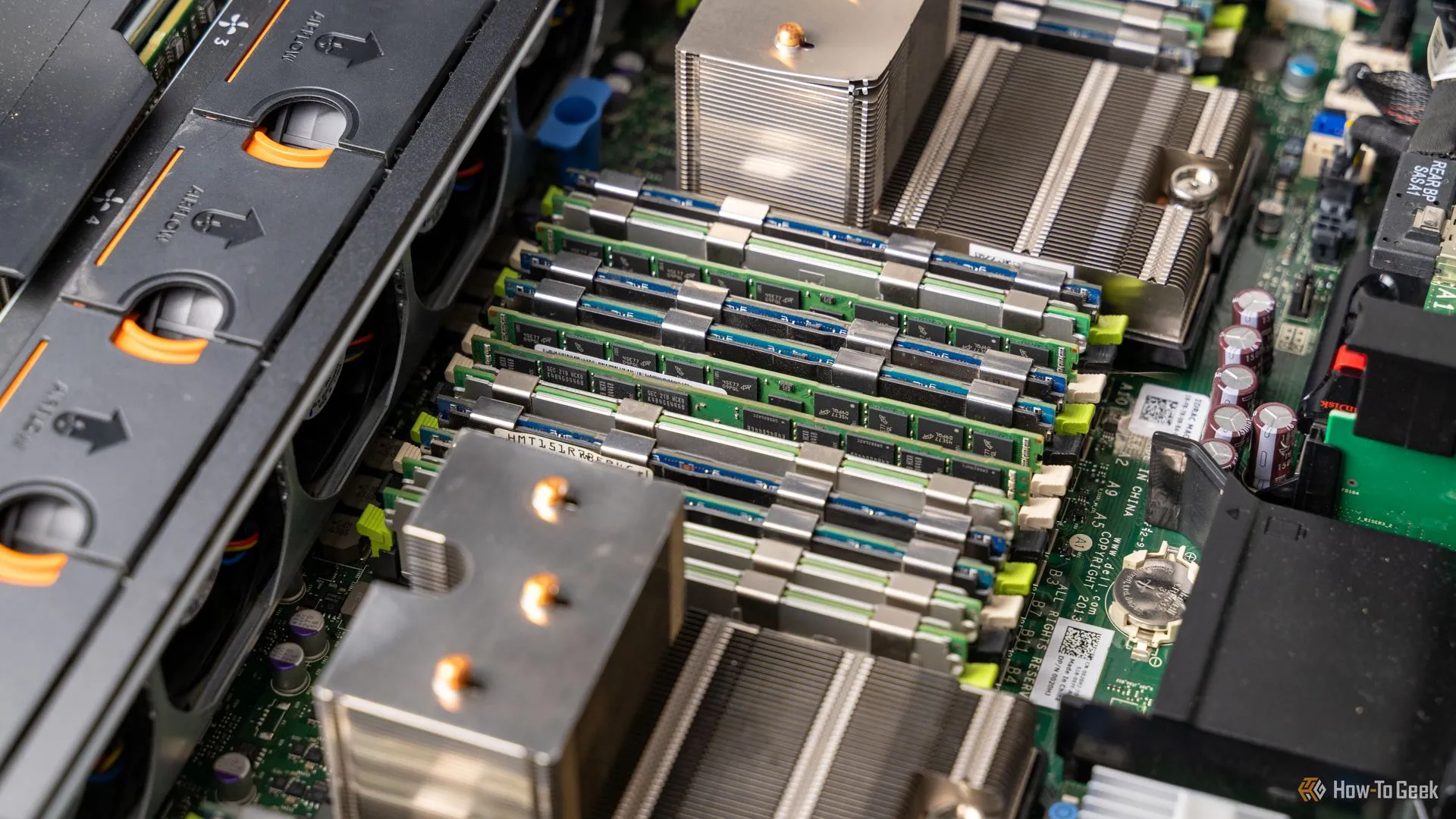 Bên trong một máy chủ Dell R720xd với tất cả khe RAM được lấp đầy, minh họa nhu cầu RAM cao của server Minecraft