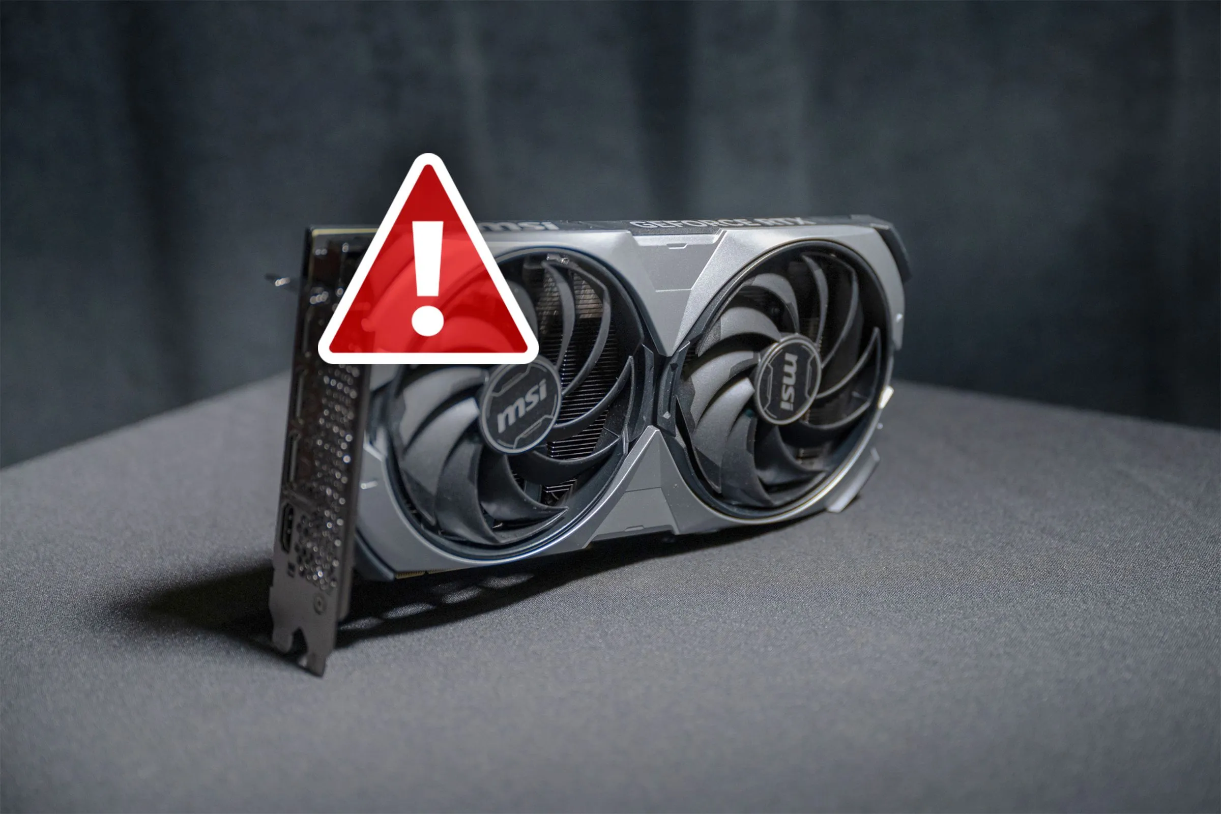 Biểu tượng cảnh báo trên card đồ họa, minh họa cho vấn đề khan hàng và giá cao của dòng RTX 50.