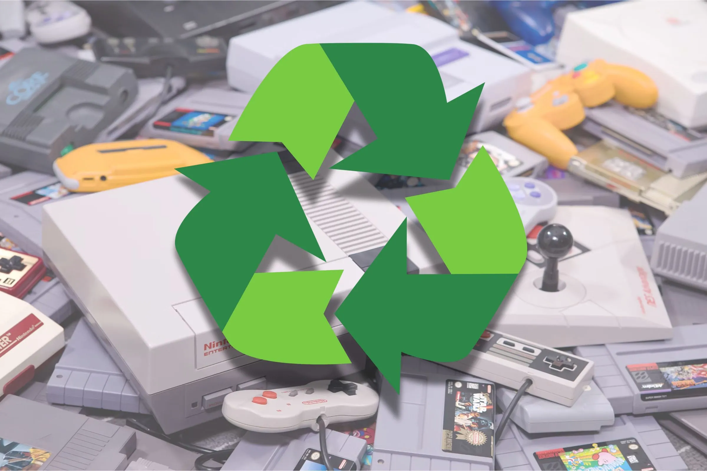 Biểu tượng tái chế màu xanh lá cây đặt trước một bộ sưu tập các máy chơi game Nintendo cũ, thể hiện việc tái chế thiết bị điện tử.