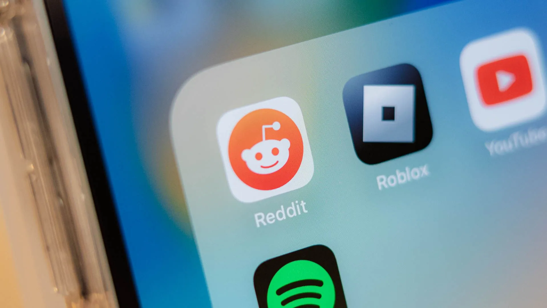 Biểu tượng ứng dụng Reddit trong một thư mục ứng dụng