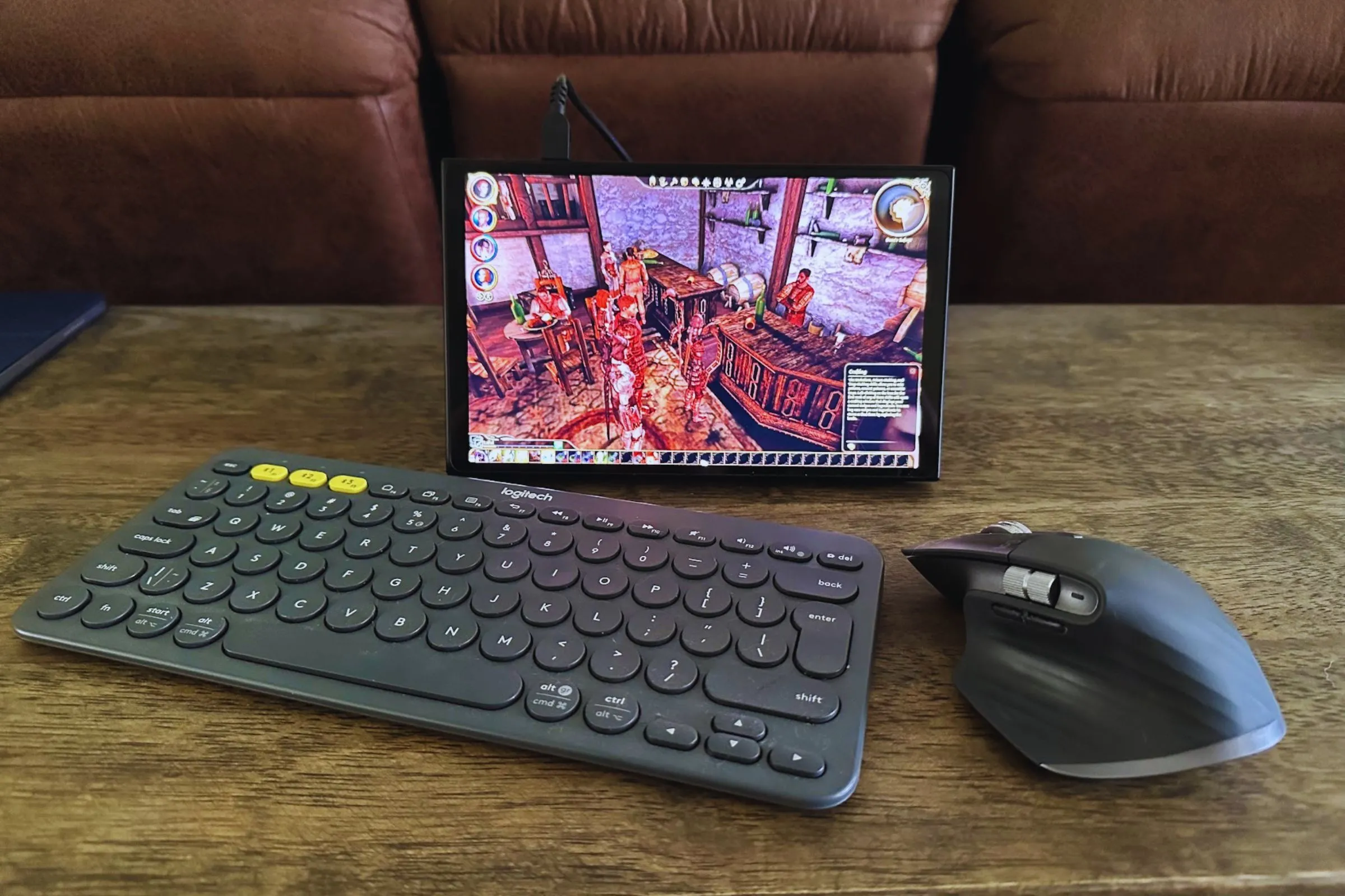 Bộ bàn phím Logitech K380 và chuột MX Master 3S, cùng với thiết bị chơi game Lenovo Legion Go, minh họa sự tiện lợi của chuột và bàn phím không dây cho game thủ