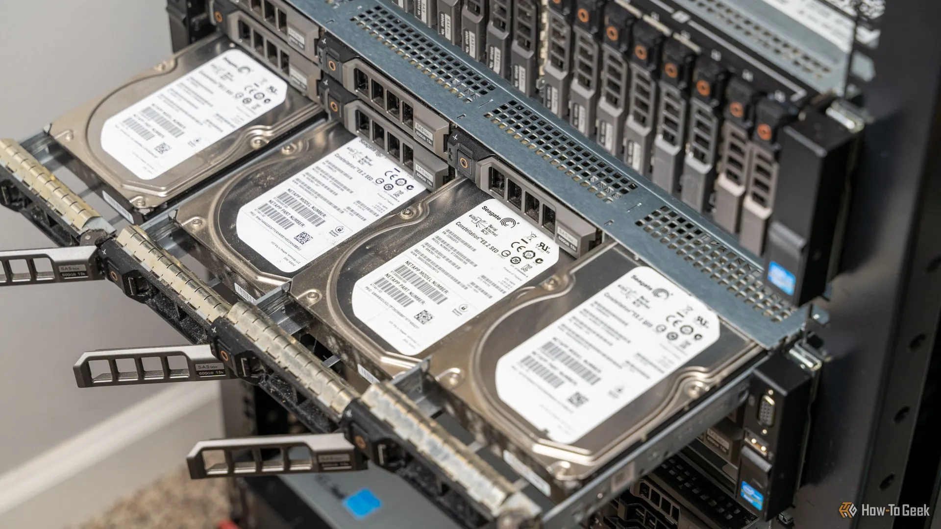 Bốn ổ cứng nhô ra từ máy chủ rack-mount, biểu tượng cho việc sao lưu dữ liệu quan trọng của server Minecraft