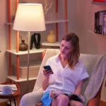 Bóng đèn thông minh Sengled gắn trong đèn bàn