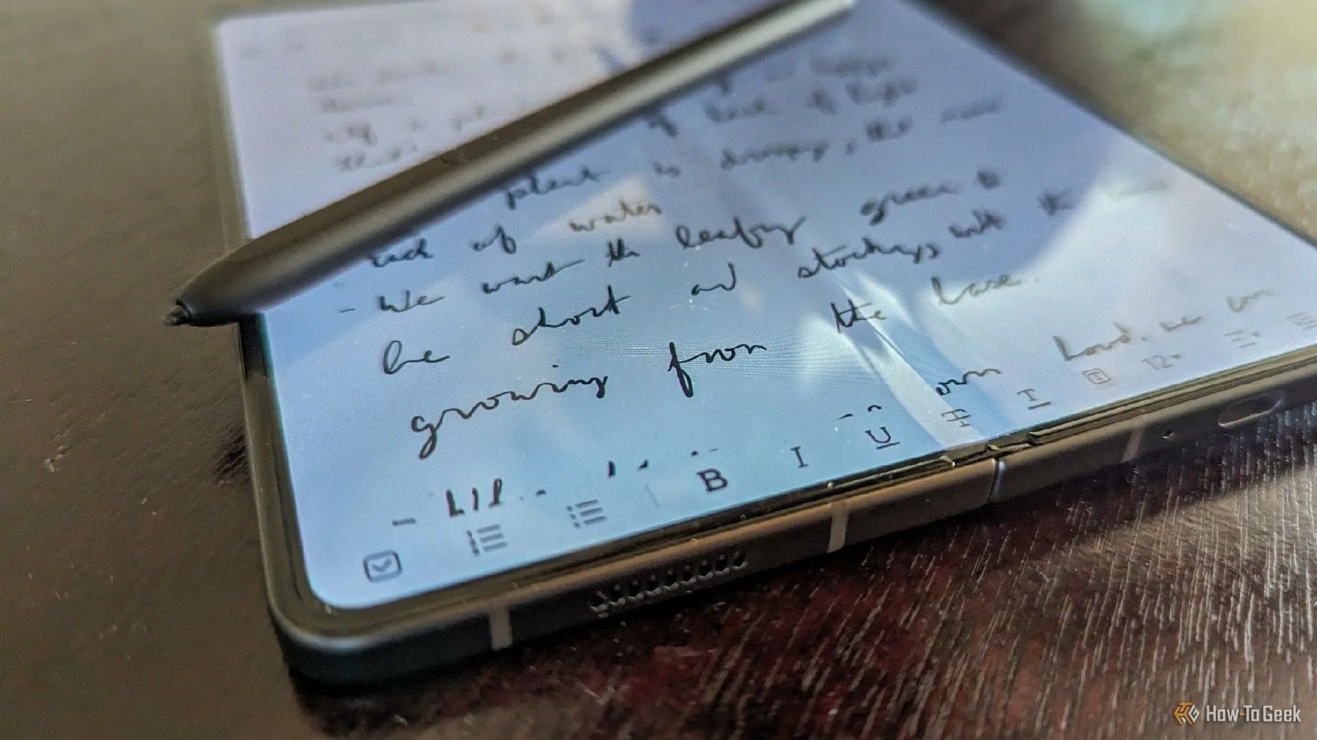 Bút S Pen đặt trên thân điện thoại Samsung Galaxy Z Fold 5