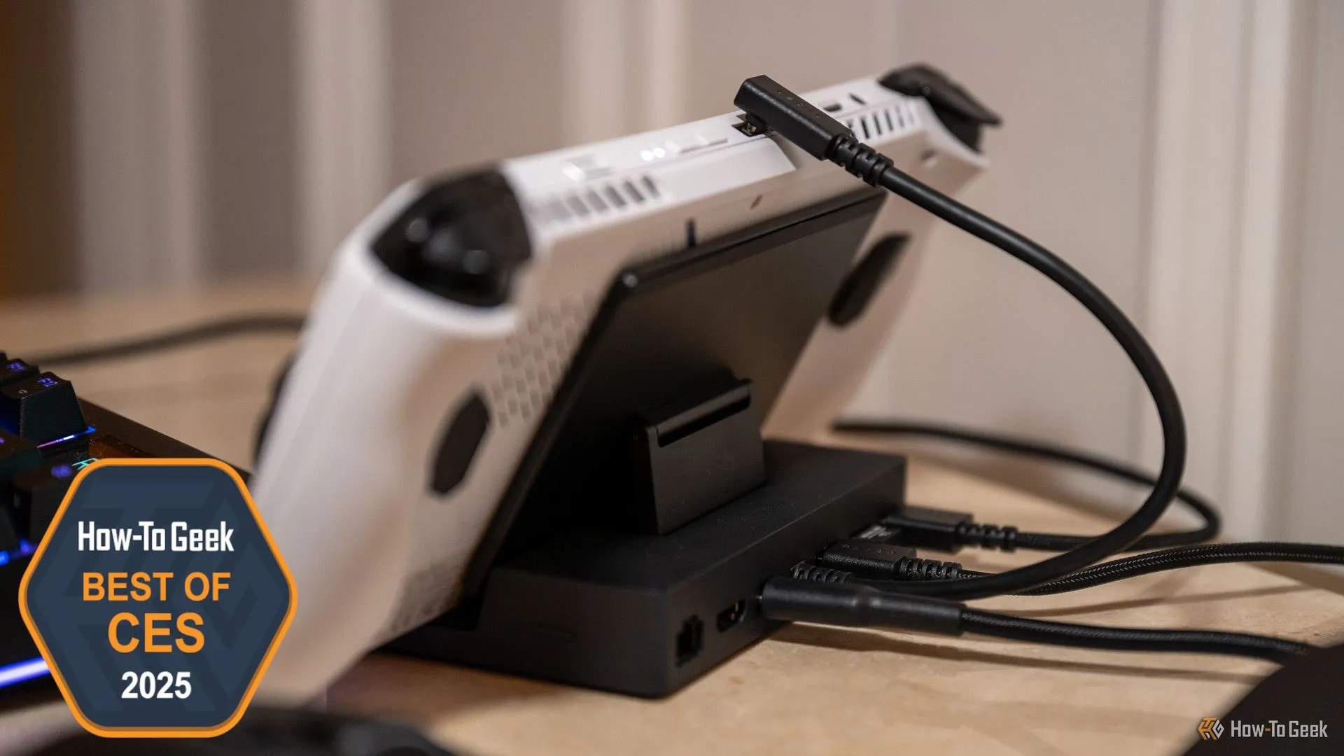 Các cổng kết nối ở mặt sau của Razer Handheld Dock Chroma.