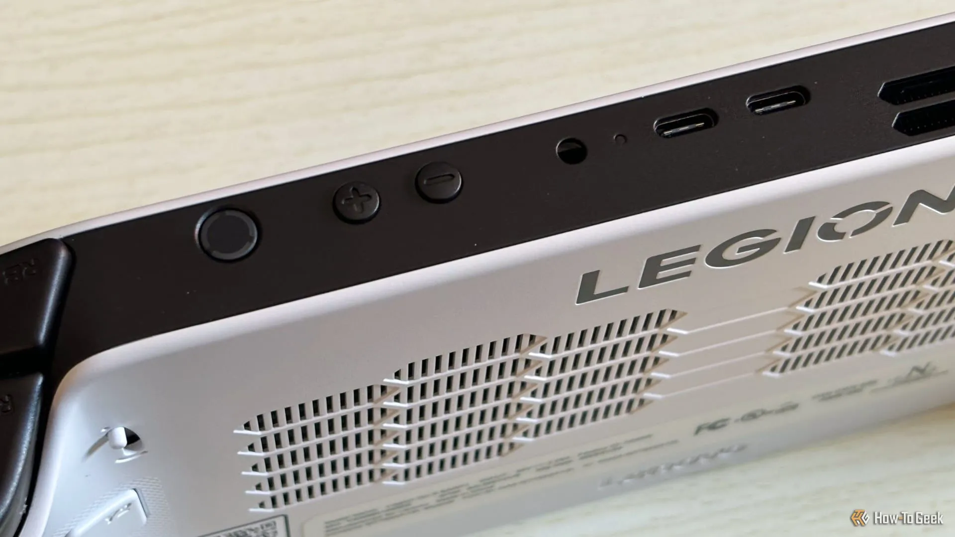 Các cổng kết nối USB-4 và nút chức năng trên cạnh trên của Lenovo Legion Go S.