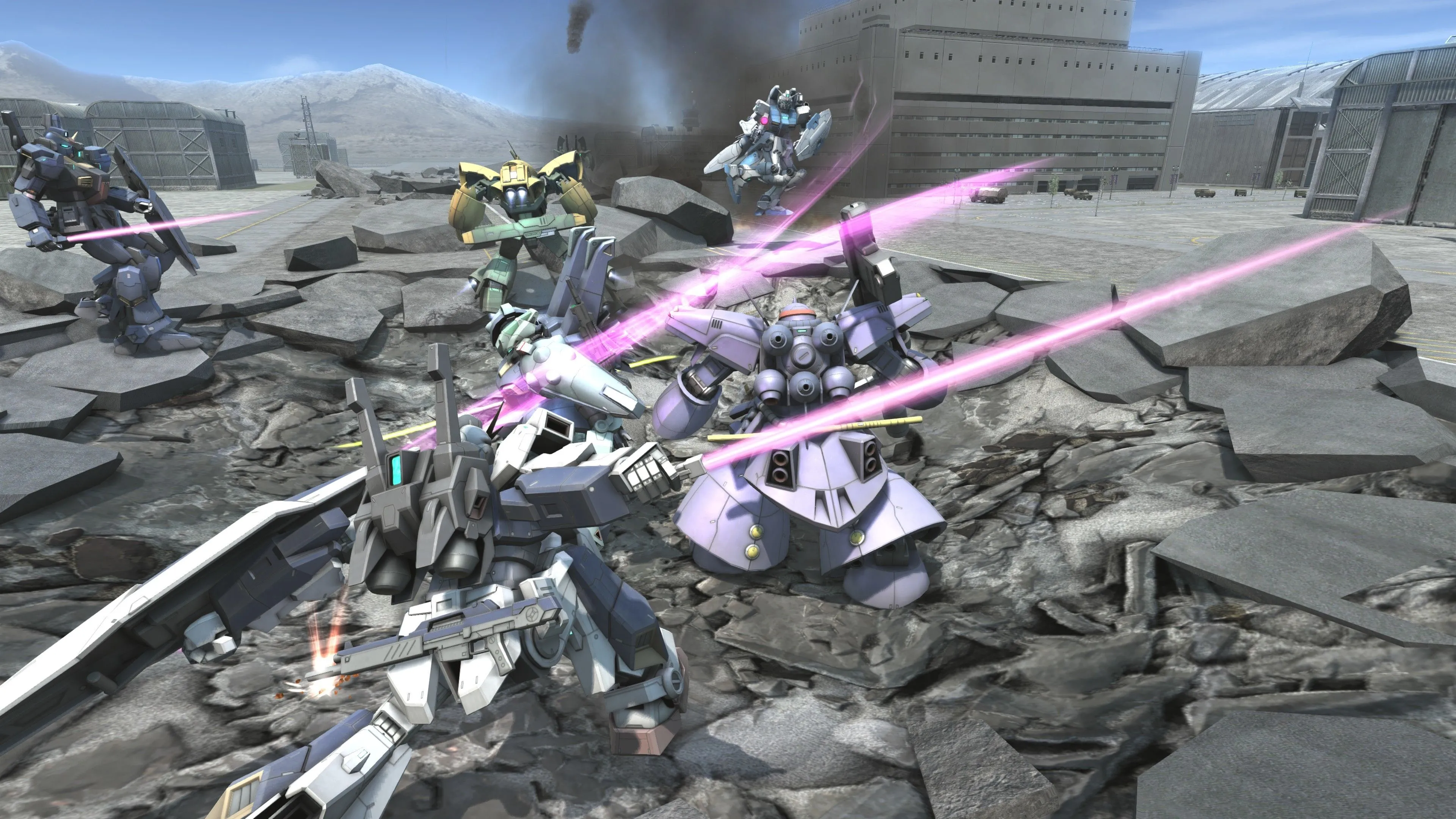 Các Mobile Suit huyền thoại đang giao chiến trong Mobile Suit Gundam Battle Operation 2, nhấn mạnh lối chơi chiến thuật đồng đội.