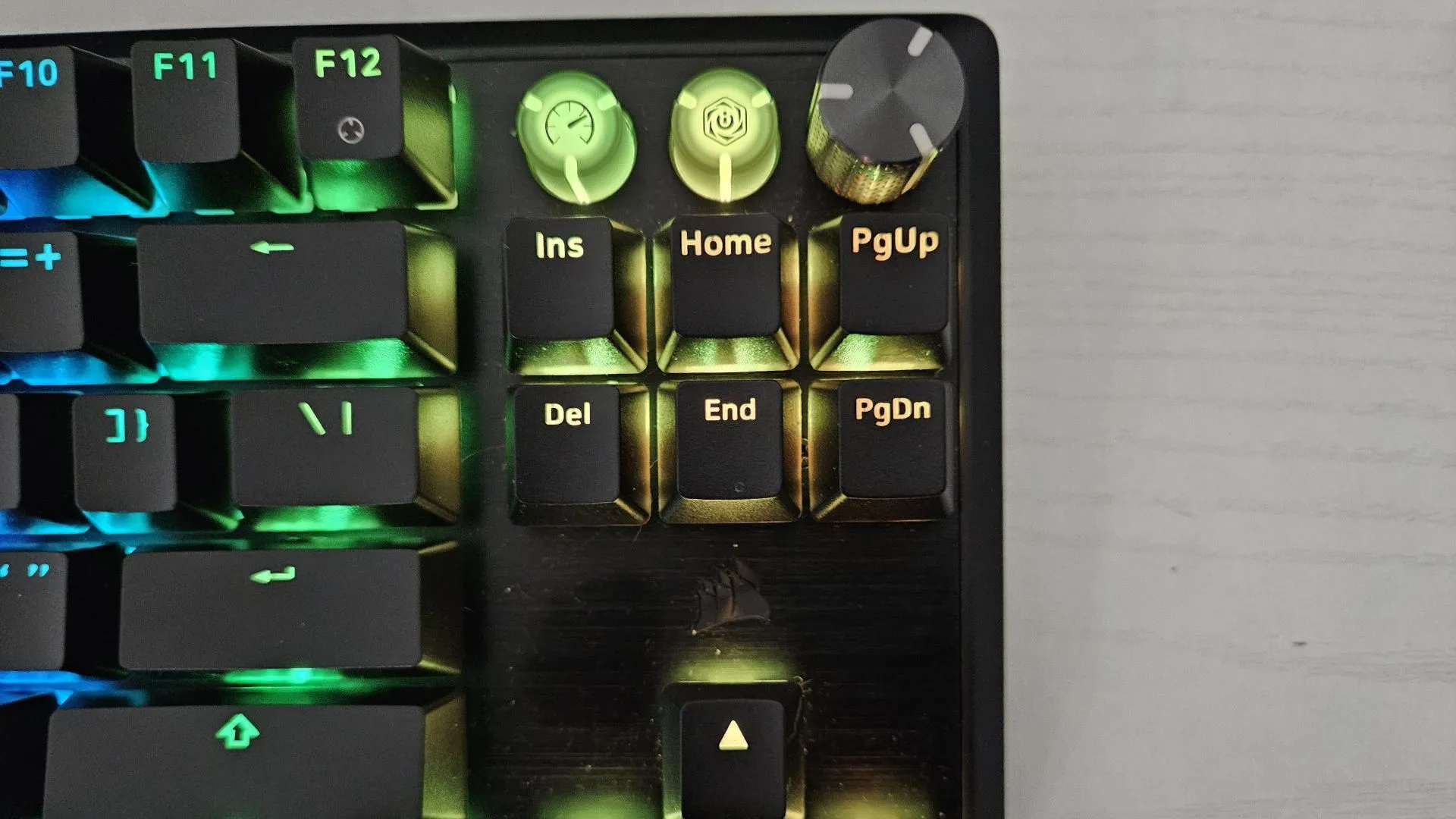 Các nút điều khiển media, núm xoay âm lượng và nút chế độ chơi game trên bàn phím Corsair K70 PRO TKL