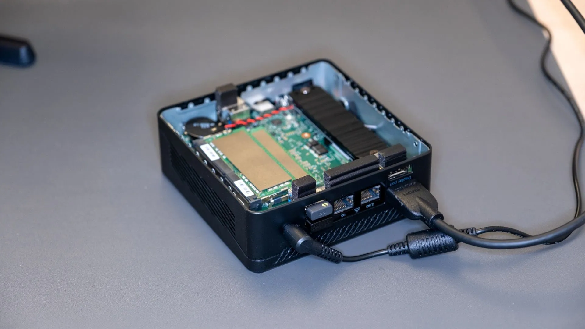 Cận cảnh bên trong một chiếc mini PC MSI Cubi 5 12M đã tháo nắp, minh họa các linh kiện phần cứng quan trọng như RAM và ổ cứng