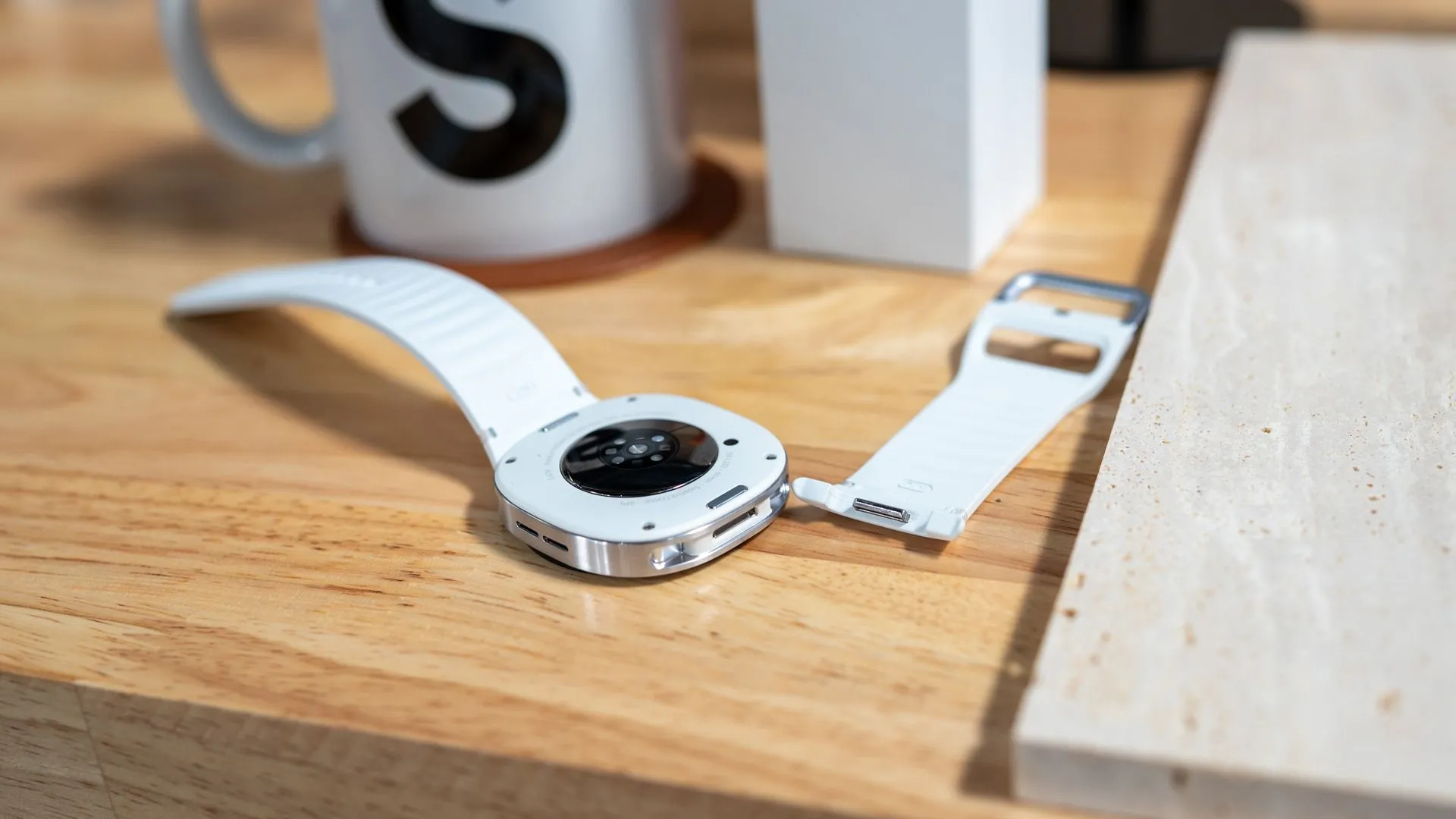 Cận cảnh hệ thống Dynamic Lug trên đồng hồ Samsung Galaxy Watch 8 Classic, cho phép tháo lắp dây đeo dễ dàng bằng nút bấm.
