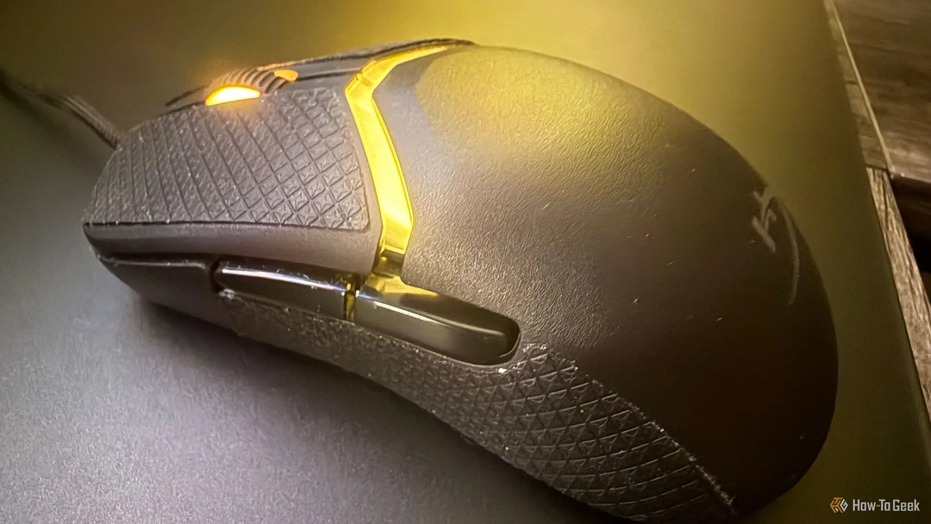 Cận cảnh nút bấm, cuộn chuột và lớp chống trượt của HyperX Pulsefire Saga, minh họa các chi tiết nhỏ.