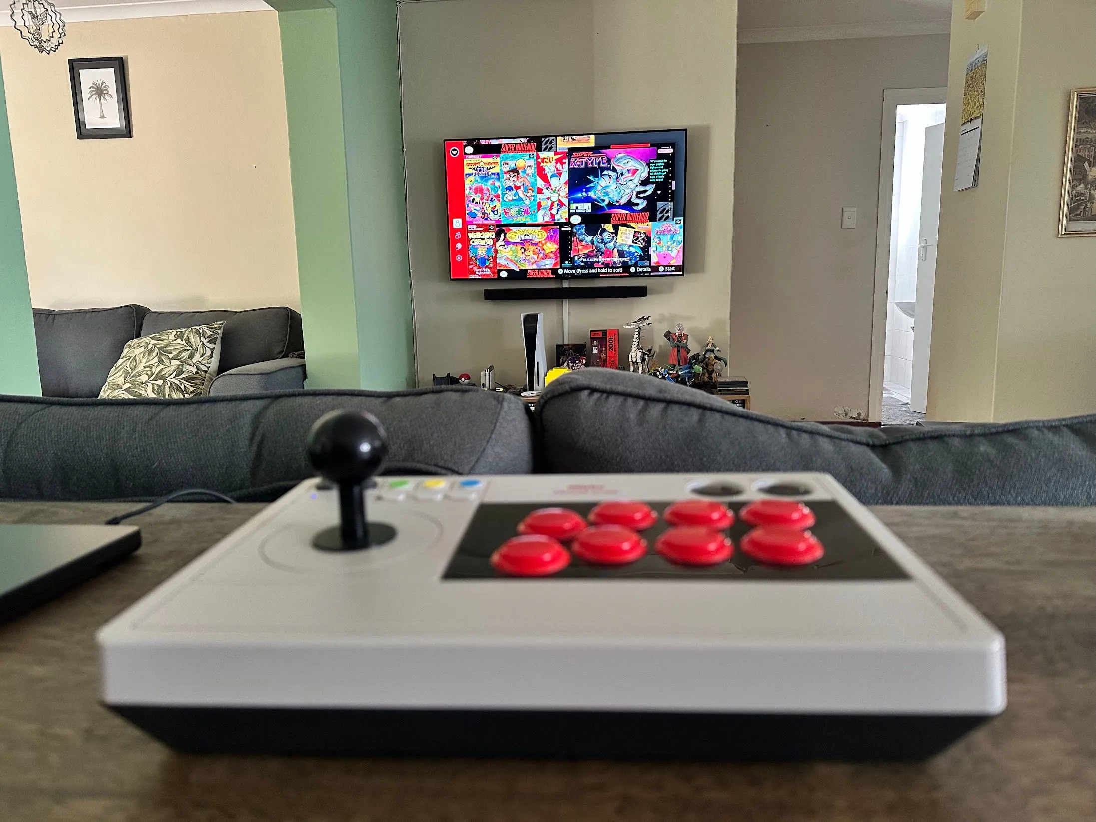 Cần điều khiển arcade 8bitDo đang được sử dụng để chơi các tựa game SNES cổ điển, mang lại trải nghiệm game arcade đích thực