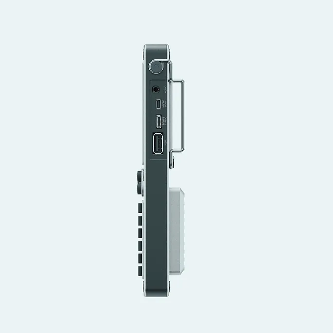 Cạnh bên của ClockworkPi uConsole, nổi bật thiết kế nhỏ gọn của máy chơi game và máy tính Linux cầm tay.
