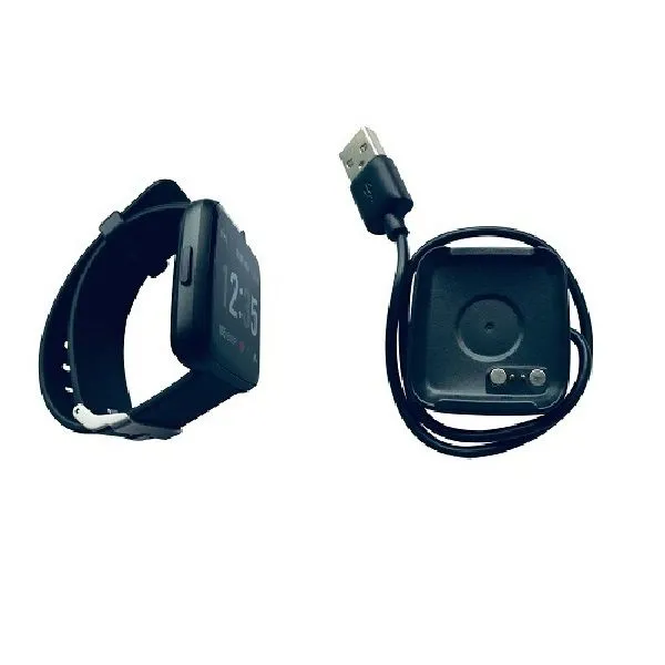 Cạnh bên của đồng hồ thông minh PineTime và bộ sạc của nó, minh họa thiết bị Linux giá cả phải chăng.