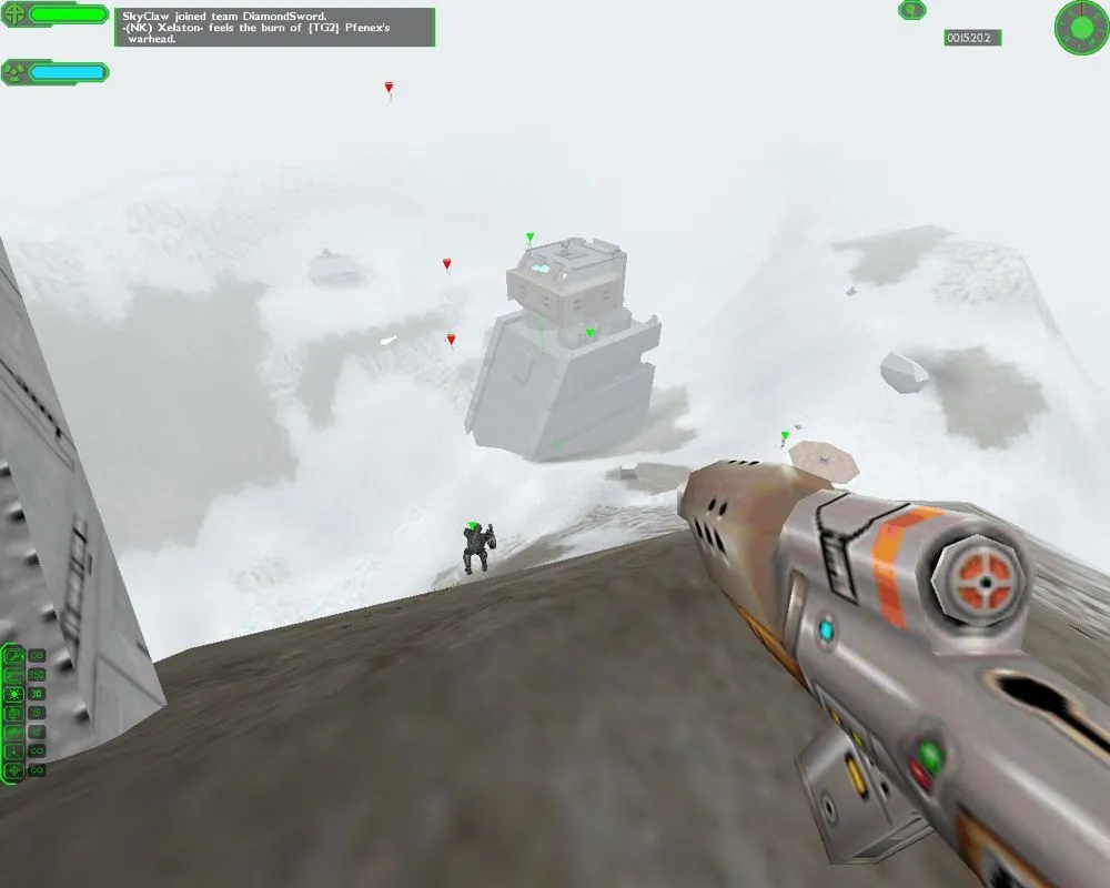 Cảnh chơi game Starsiege Tribes trên những sườn núi tuyết, minh họa kỹ thuật &quot;skiing&quot; ban đầu là exploit sau trở thành tính năng game.