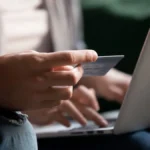 Cặp đôi thanh toán mua sắm online bằng thẻ tín dụng trên máy tính xách tay