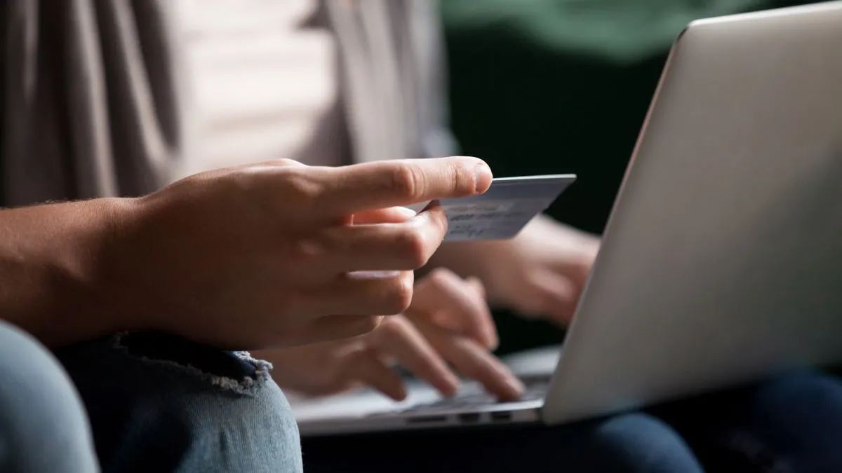 Cặp đôi thanh toán mua sắm online bằng thẻ tín dụng trên máy tính xách tay