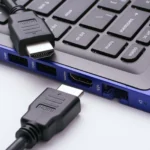 Cáp HDMI 2.1 kết nối với cổng HDMI trên laptop hiện đại