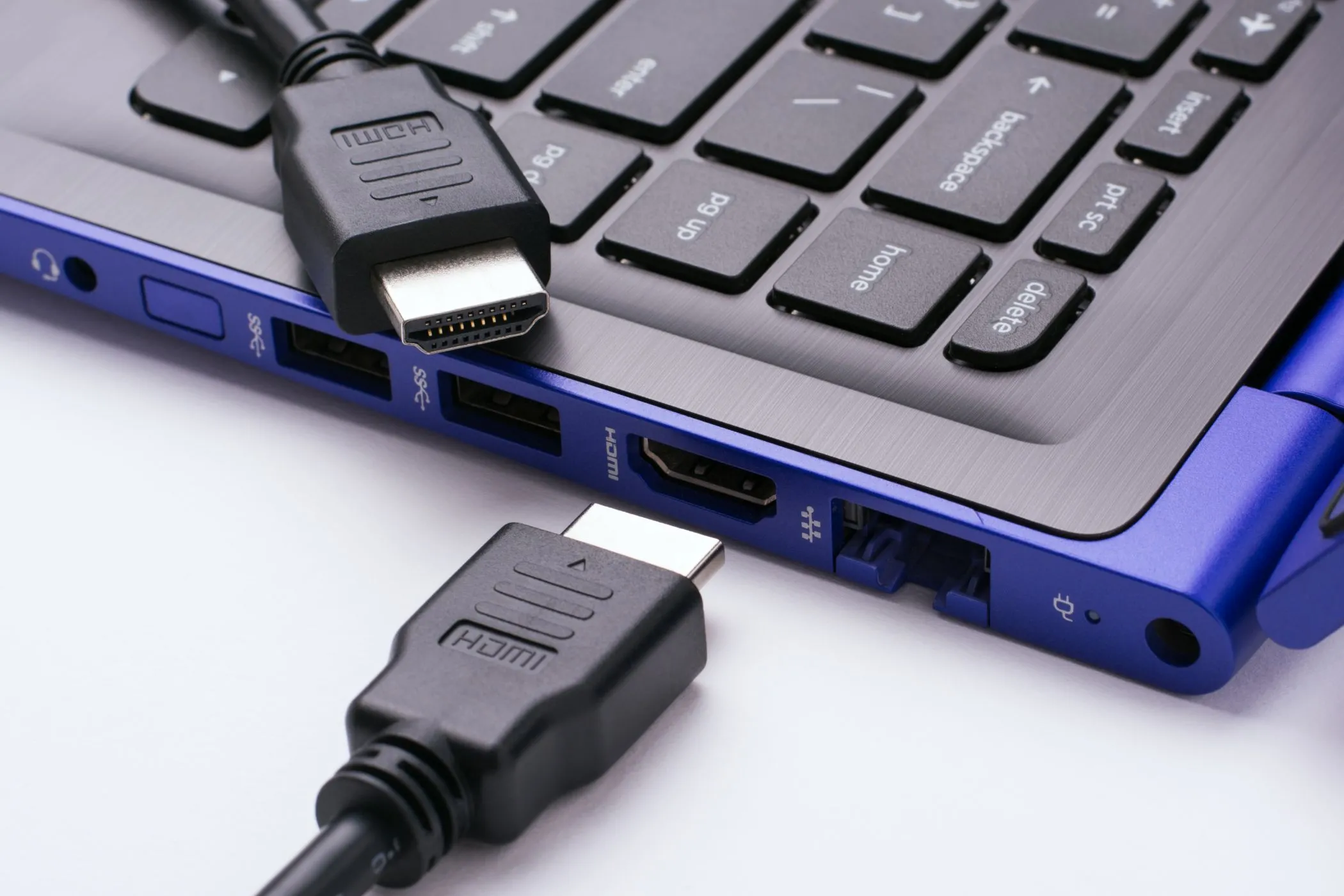 Cáp HDMI 2.1 kết nối với cổng HDMI trên laptop hiện đại
