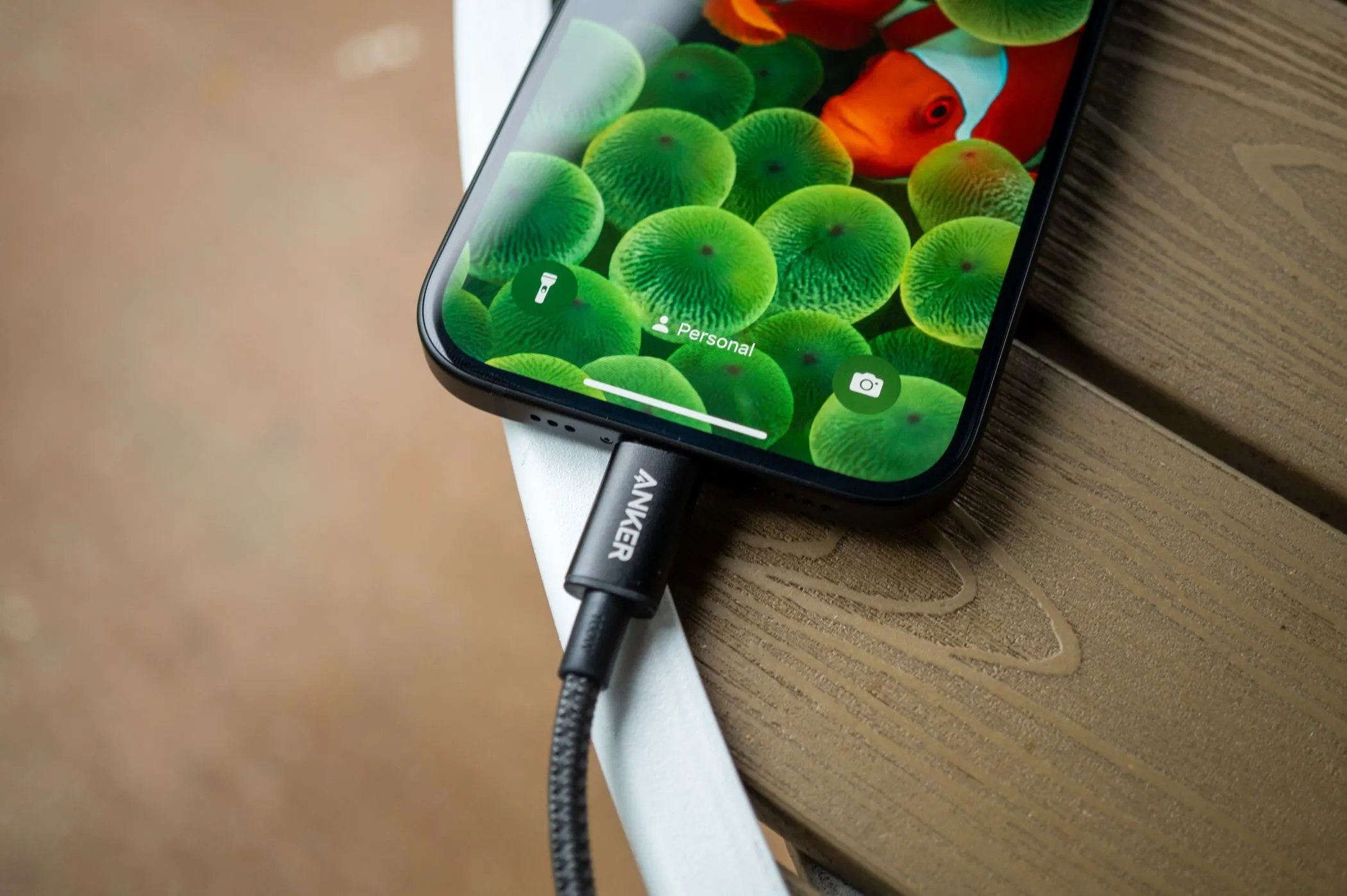 Cáp USB-C đang sạc pin cho iPhone 15, minh họa quá trình sạc nhanh.
