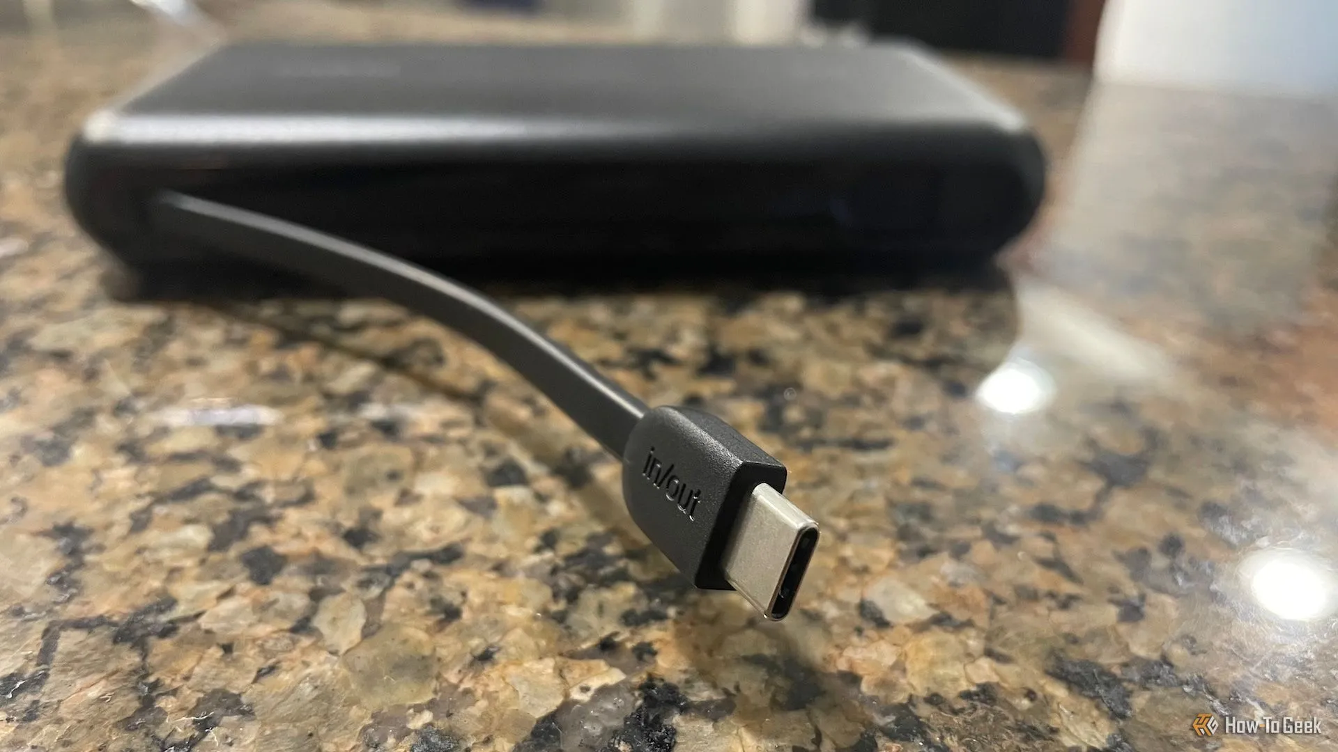 Cáp USB-C tích hợp được rút ra từ Belkin BoostCharge Power Bank 20K, sẵn sàng để sạc thiết bị.