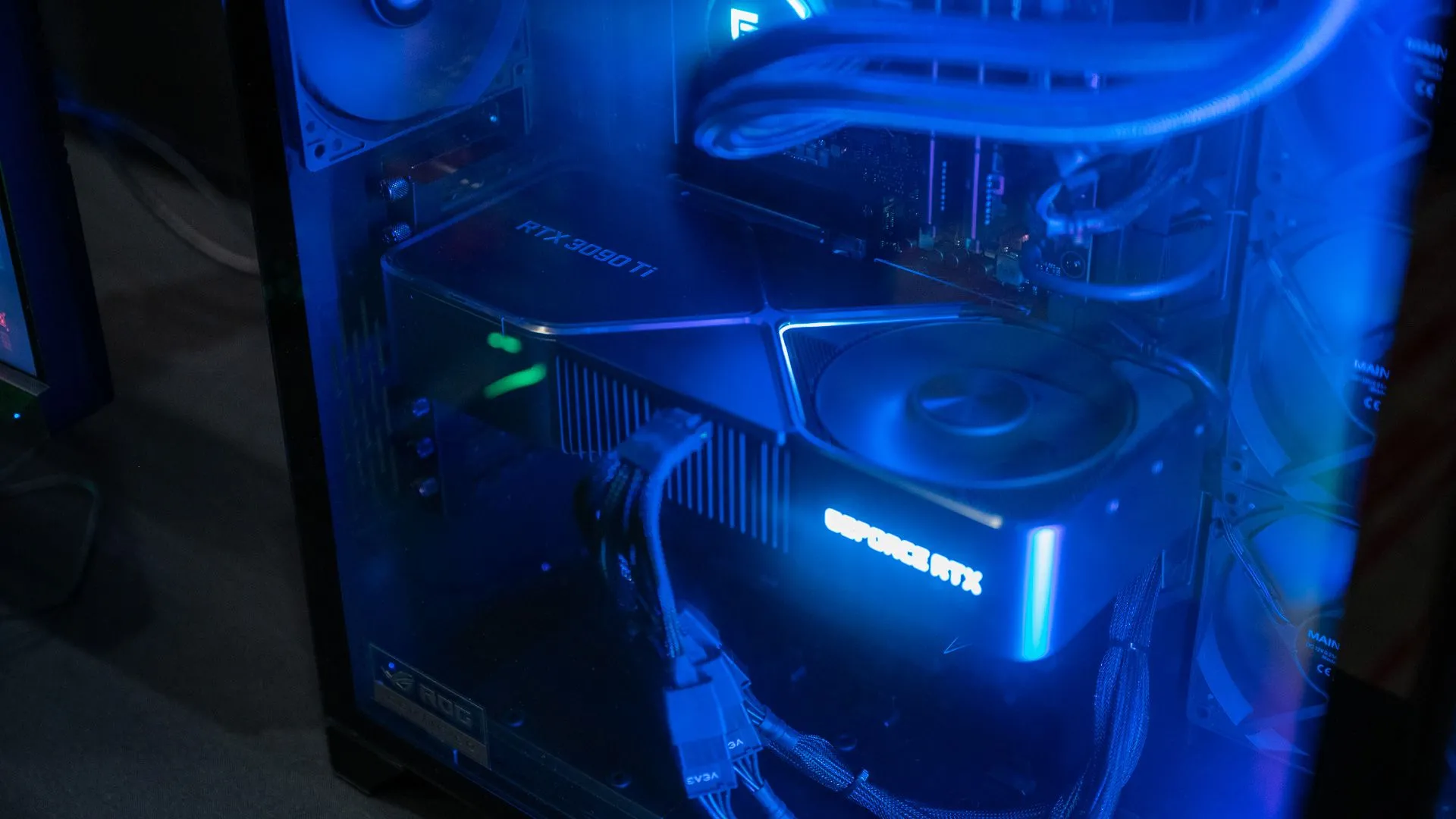 Card đồ họa Nvidia RTX 3090 Ti trong một PC chơi game mạnh mẽ