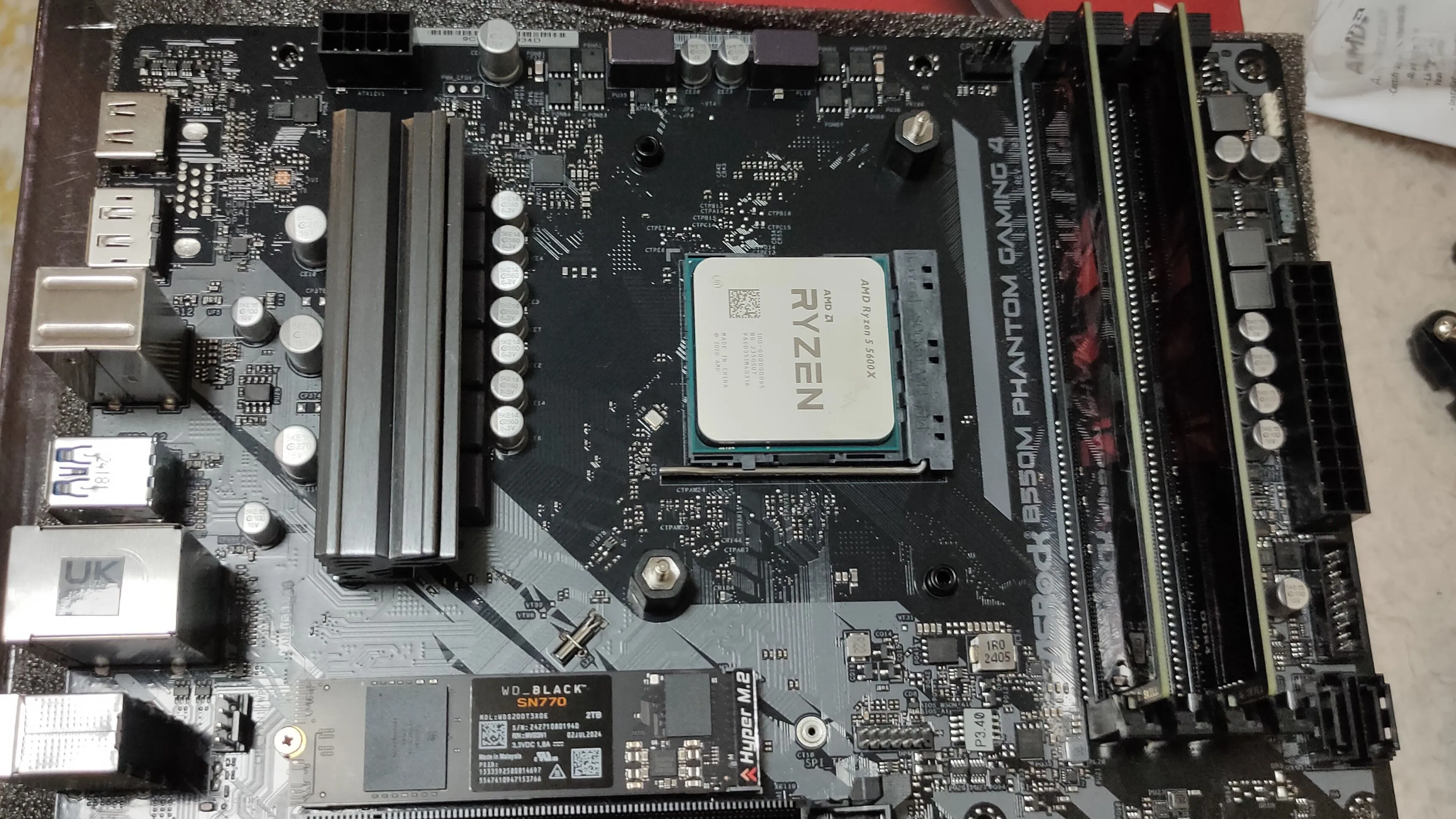 Cấu hình PC gaming với CPU AMD Ryzen, RAM DDR4 và ổ SSD NVMe, minh họa khả năng nâng cấp linh hoạt của máy tính Windows.