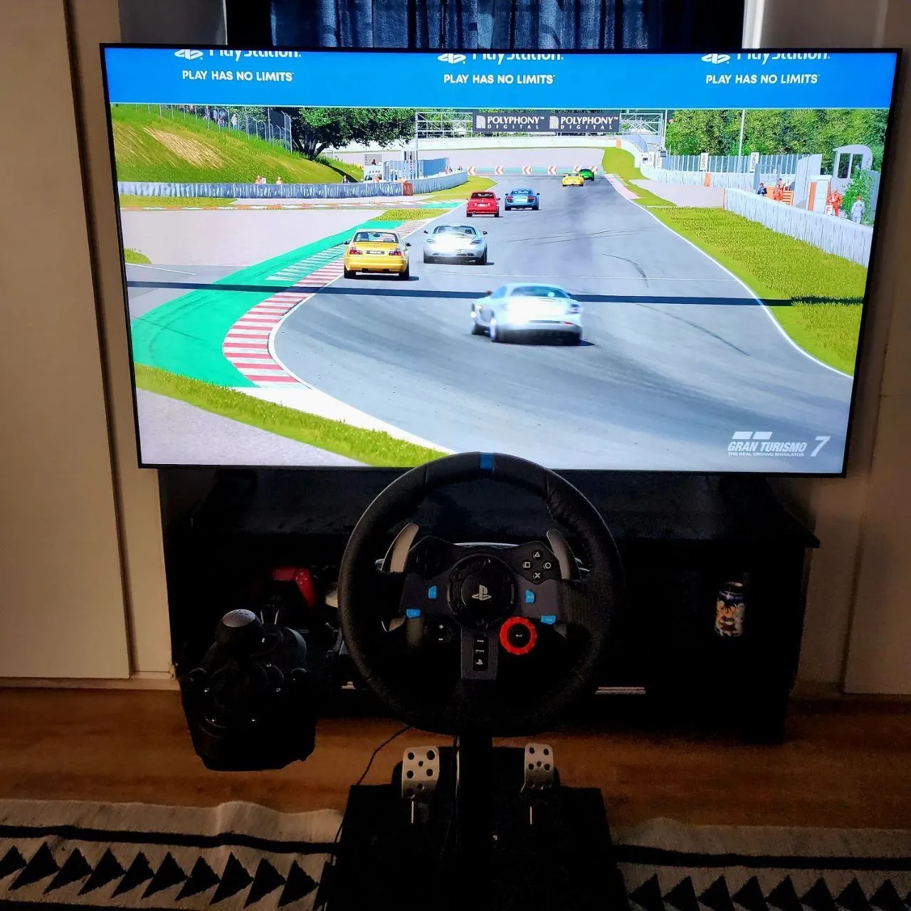 Cấu hình vô lăng và bàn đạp chơi game đua xe chuyên nghiệp đang được sử dụng để trải nghiệm tựa game Gran Turismo, mang lại cảm giác lái chân thực