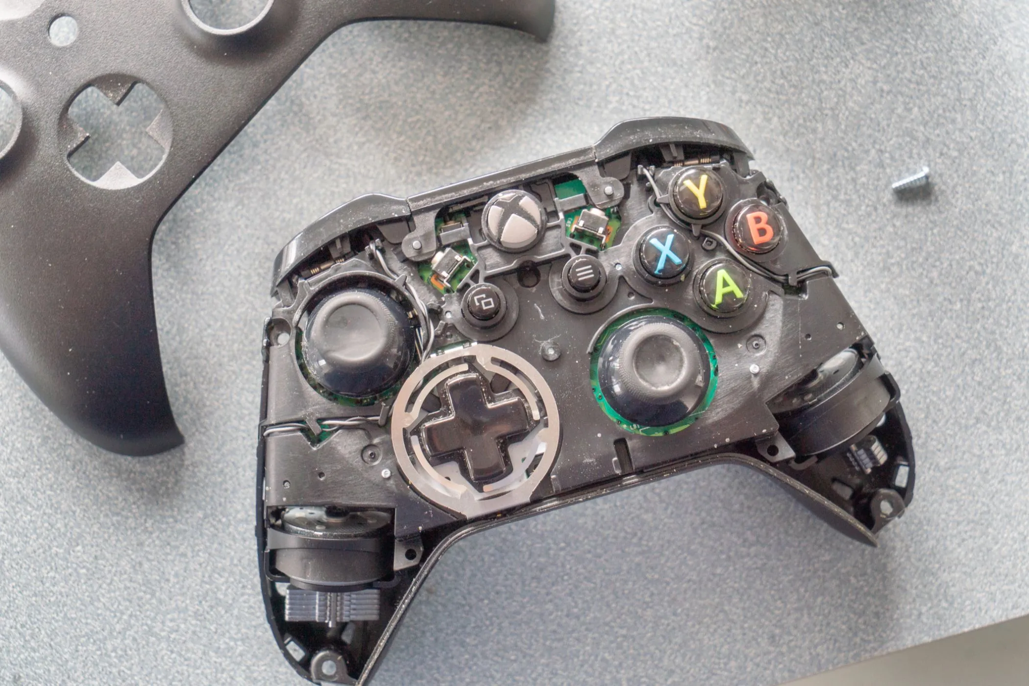 Cấu tạo bên trong của tay cầm Xbox One, minh họa tính linh hoạt và các giới hạn cố hữu của bộ điều khiển game