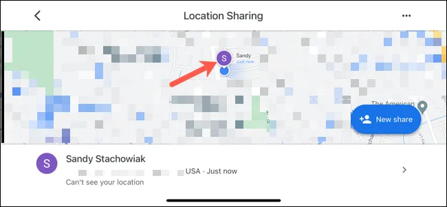 Chạm vào một liên hệ trong Google Maps để xem vị trí của họ trên bản đồ.