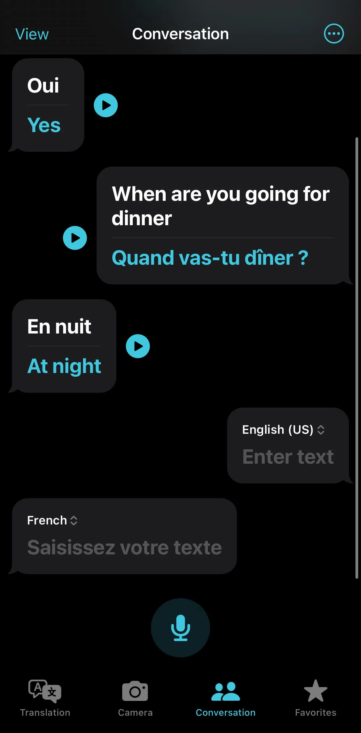 Chế độ đàm thoại văn bản trong Apple Translate, hiển thị cuộc trò chuyện song ngữ giữa hai người.