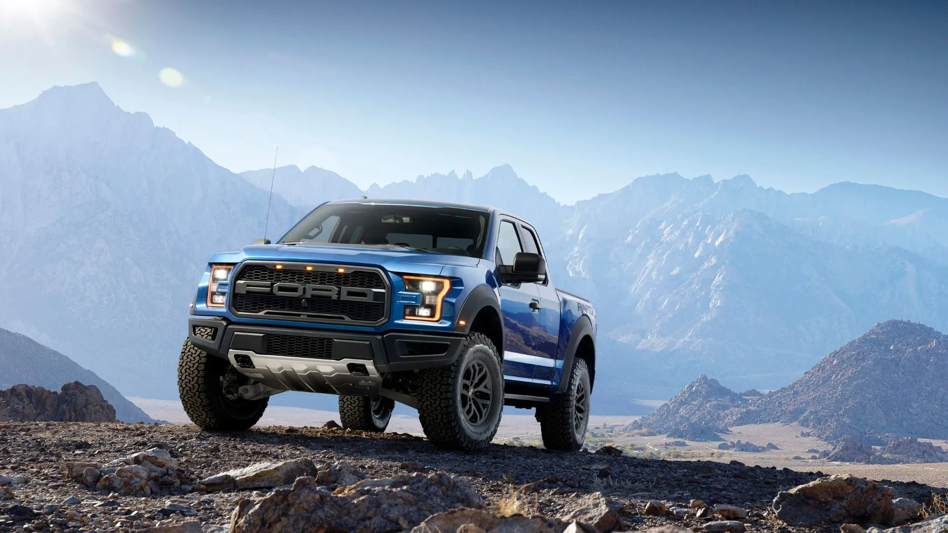 Chiếc Ford F-150 Raptor 2017 màu xanh lam đang off-road, phiên bản dùng hộp số 10 cấp không bị ảnh hưởng bởi lỗi giảm tốc.