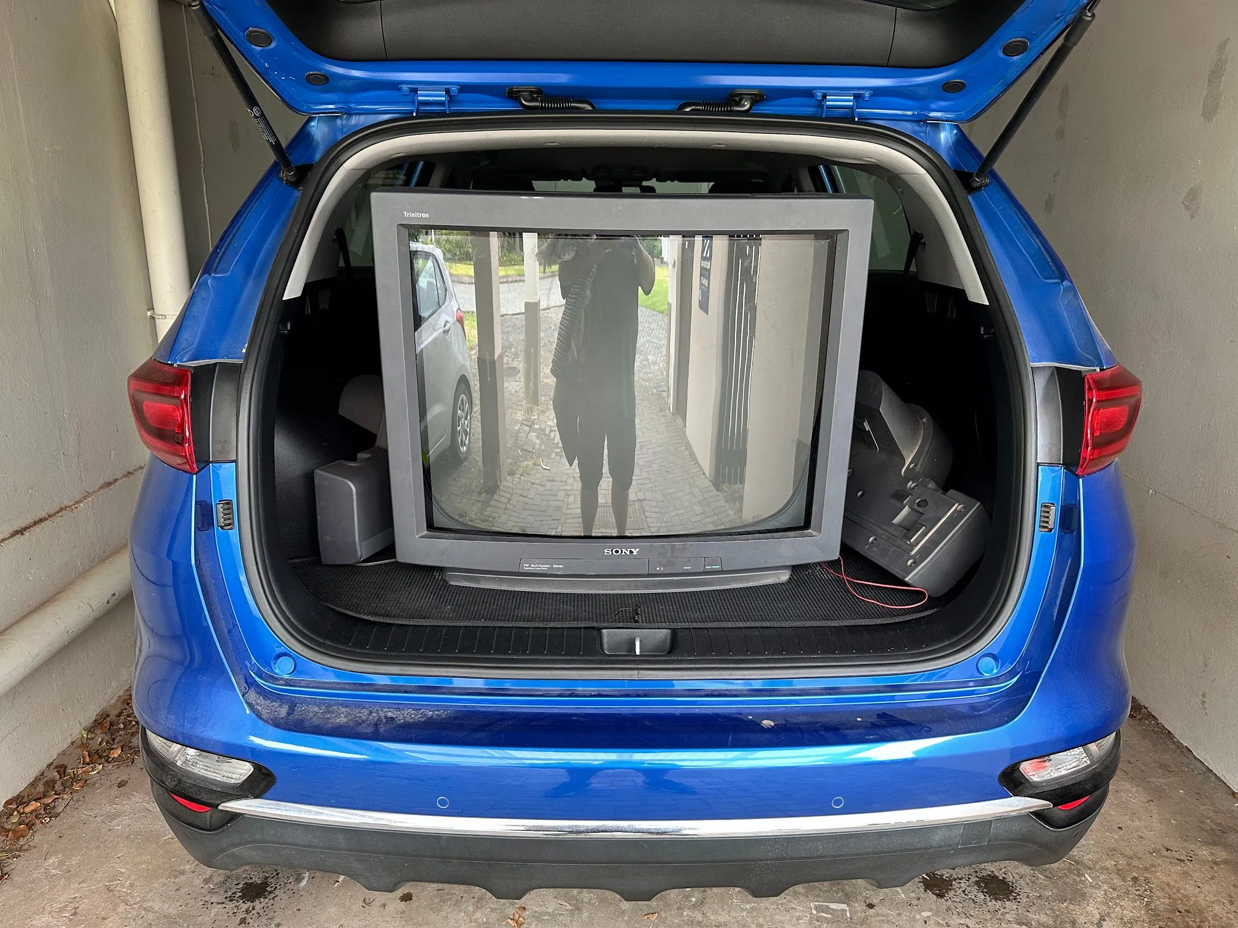 Chiếc TV CRT Sony lớn được đặt trong cốp xe KIA Sportage
