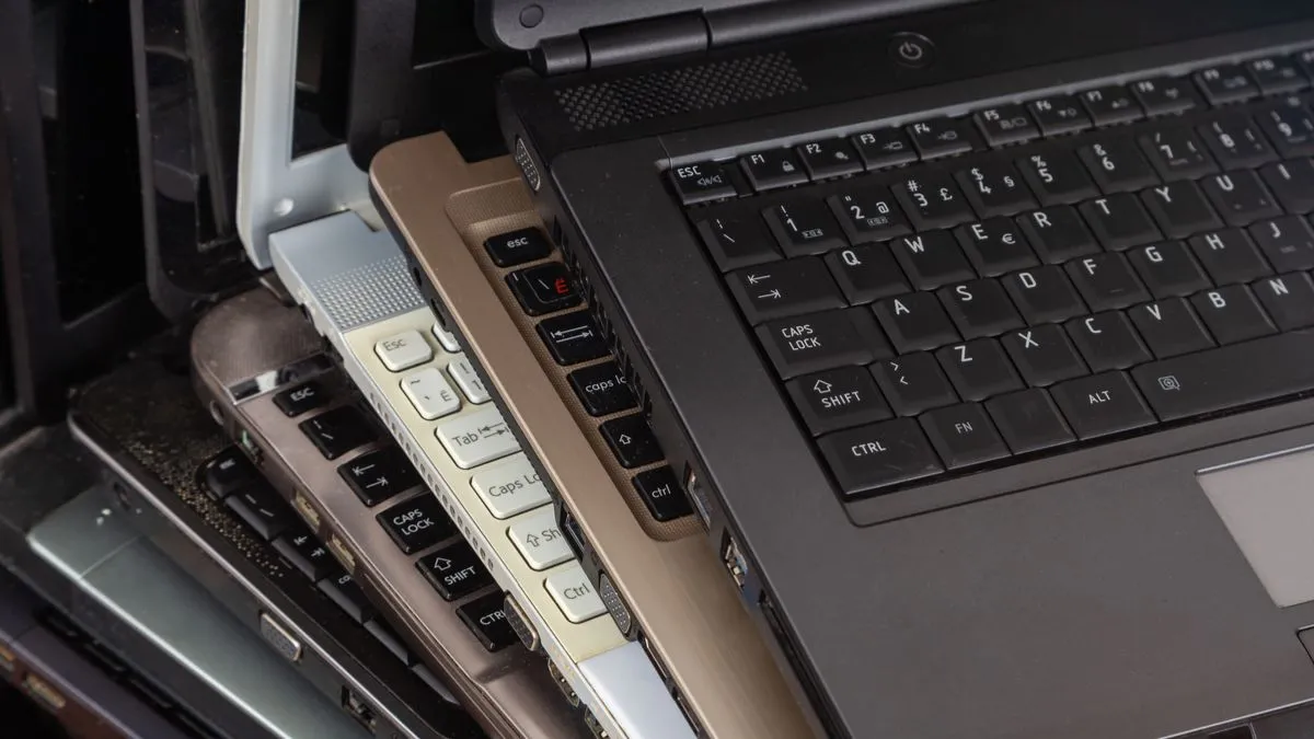 Chồng laptop cũ đã bám bụi