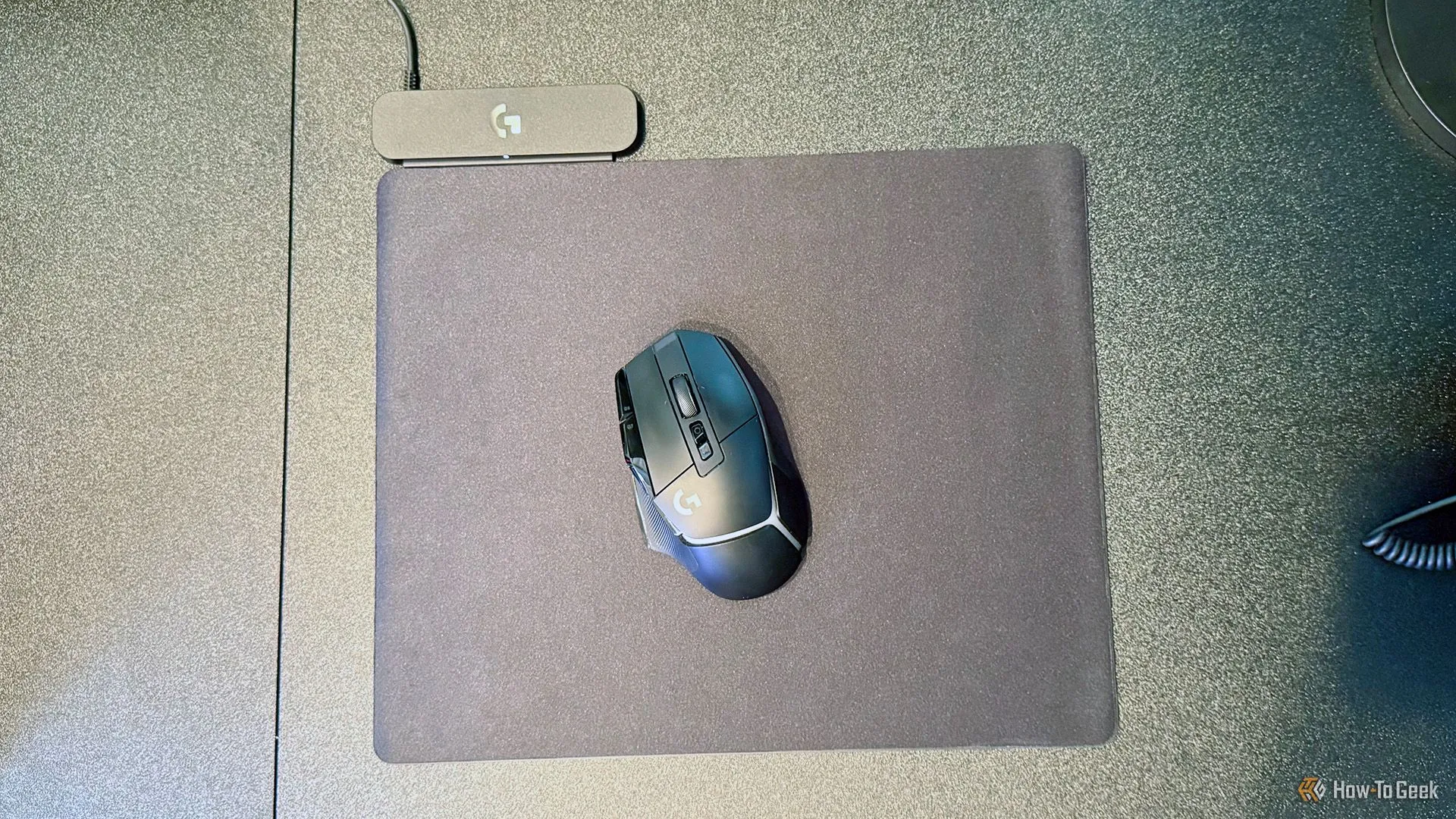 Chuột Logitech G502 X Plus Lightspeed đang đặt trên tấm lót sạc không dây Logitech G Powerplay 2