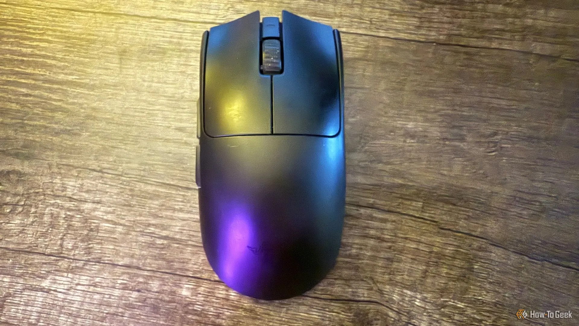 Chuột Razer Viper V3 Pro nhìn từ trên xuống, làm nổi bật form dáng siêu nhẹ