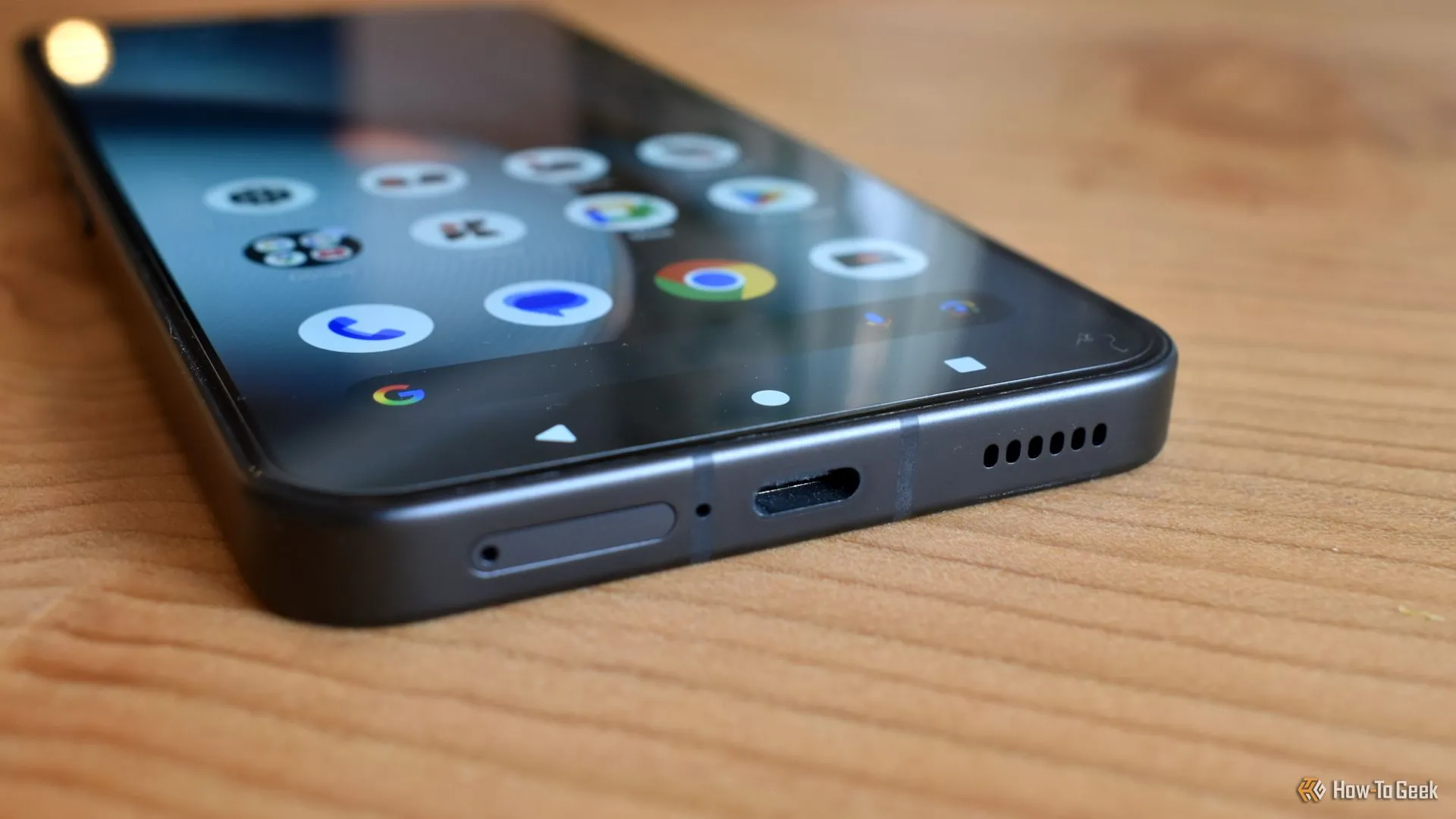 Cổng sạc USB-C của Nothing Phone (3), hỗ trợ sạc nhanh 65W