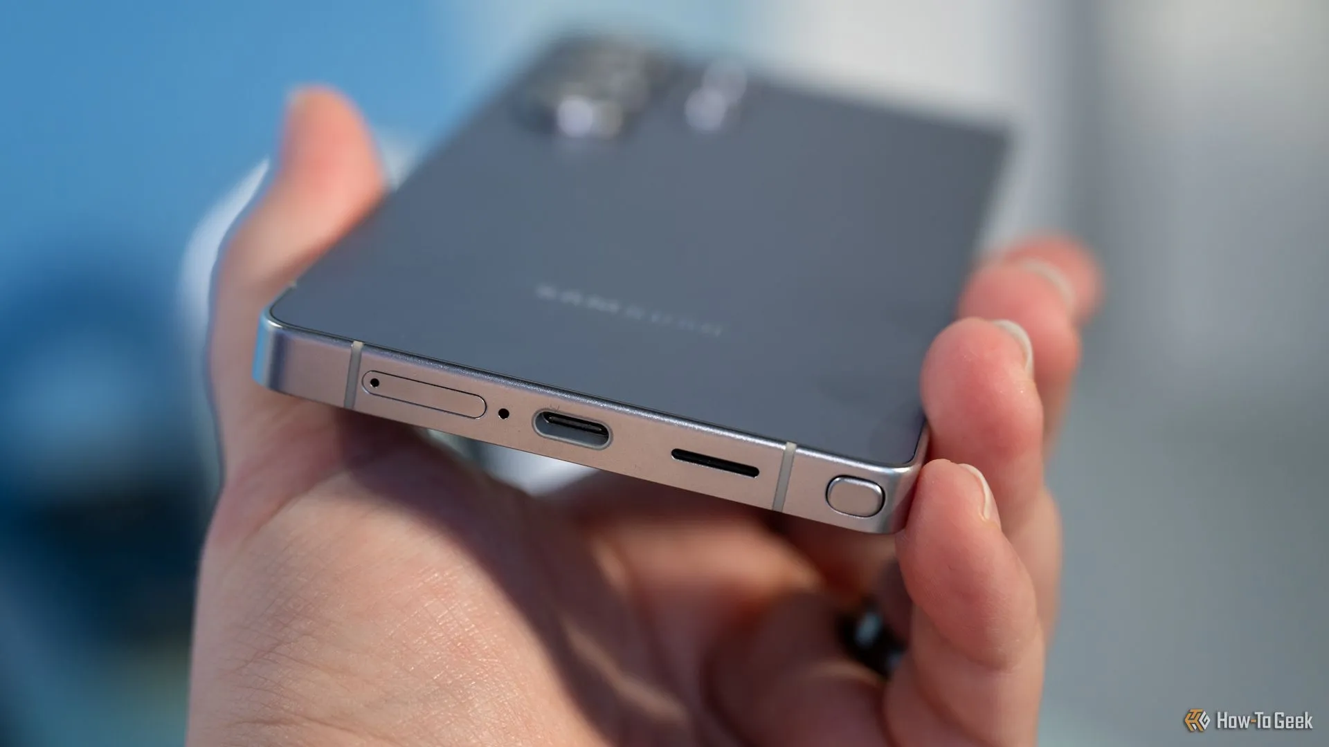 Cổng USB-C, khe cắm SIM và S Pen ở cạnh dưới của điện thoại Samsung Galaxy S25 Ultra, cho thấy khả năng kết nối và phụ kiện.