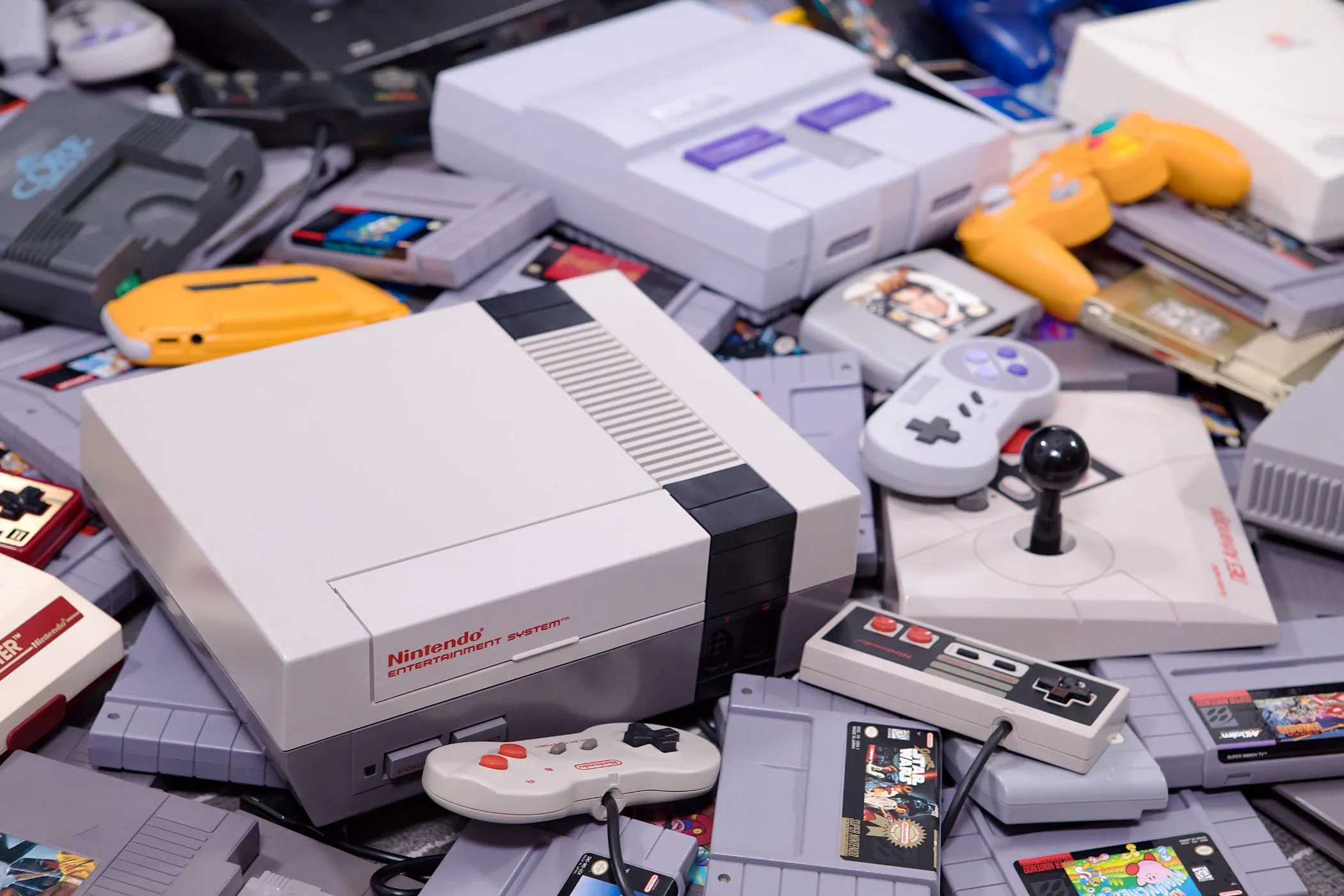 Console NES và SNES cùng các băng game và bộ điều khiển retro