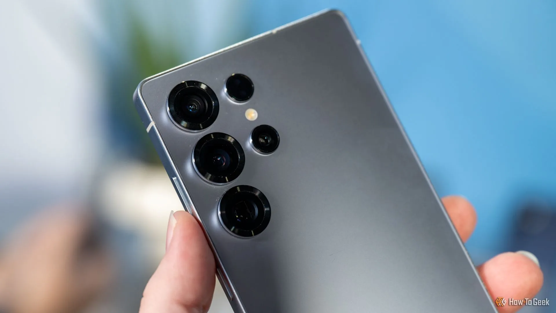 Cụm camera và các cảm biến ở mặt sau của điện thoại Samsung Galaxy S25 Ultra, thể hiện sự đa dạng và phức tạp của hệ thống máy ảnh.