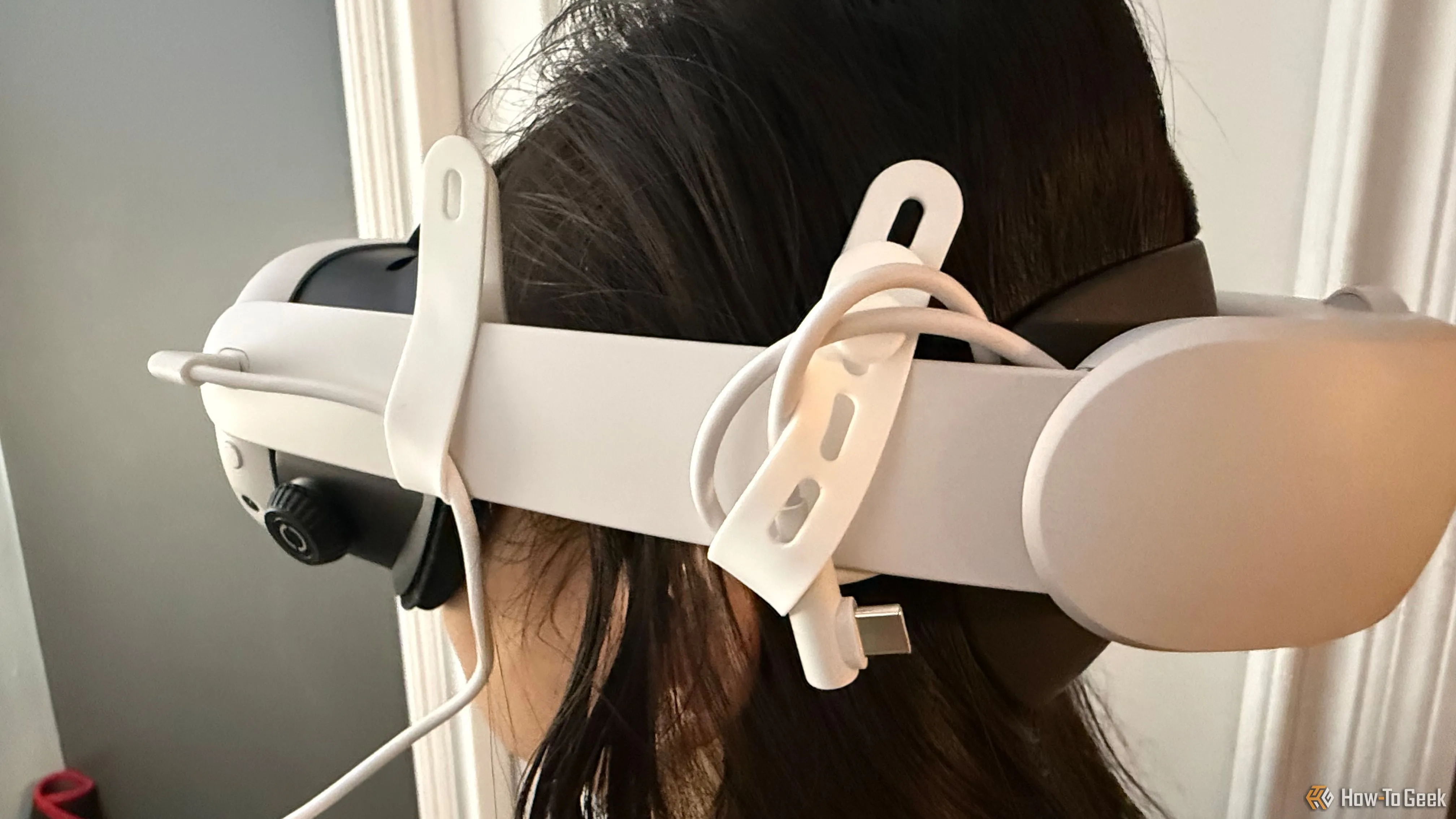 Dây cáp kết nối pin JSAUX với kính Meta Quest 3 được cố định bằng dây đeo silicone, giúp tối ưu trải nghiệm sử dụng