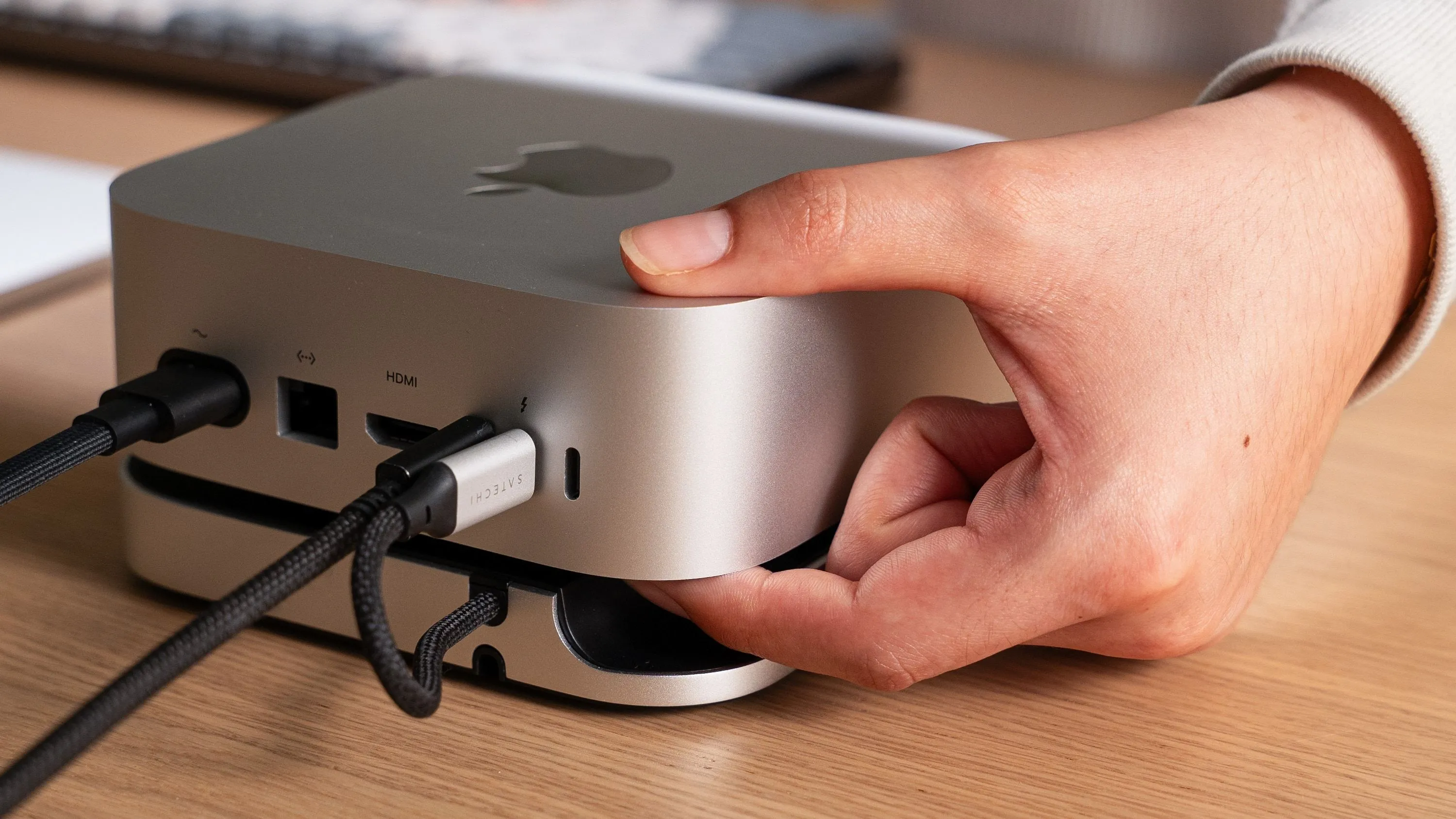 Dễ dàng truy cập nút nguồn Mac mini M4 nhờ thiết kế thông minh của Satechi Stand &amp; Hub